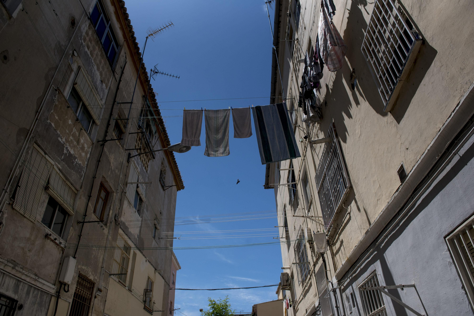 Ropa colgada entre edificios de Santa Adela