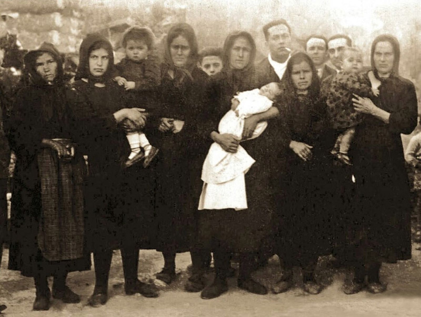 Viudas y huérfanos de víctimas, en Casas Viejas, en una foto de Leonardo publicada por 'Diario de Cádiz' en febrero de 1933.