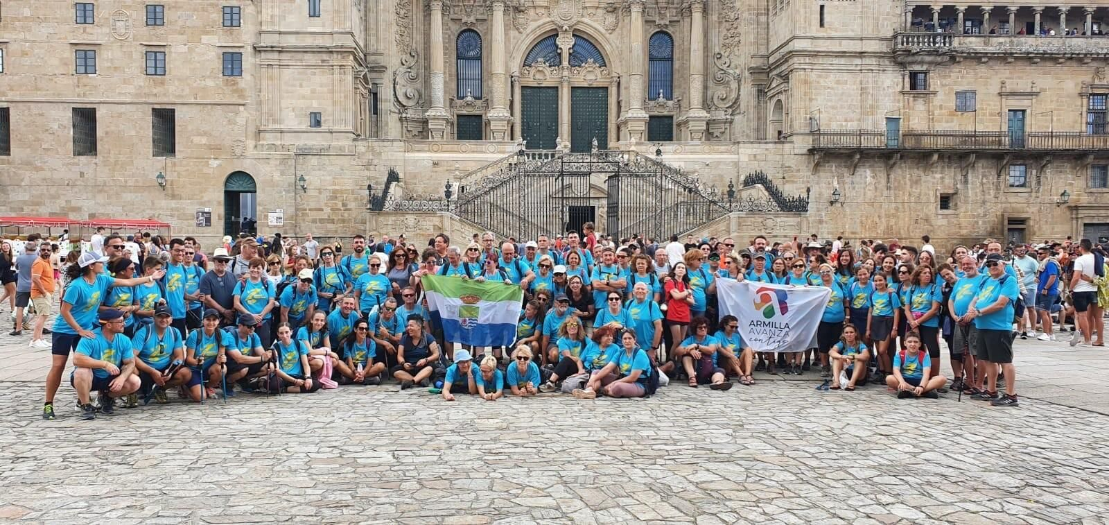 Vecinos de Cúllar Vega y Armilla posan orgullosos con sus banderas delante de la Catedral de Santiago.