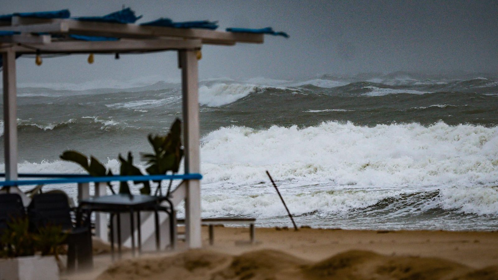 La playa de La Victoria de Cádiz durante un temporal