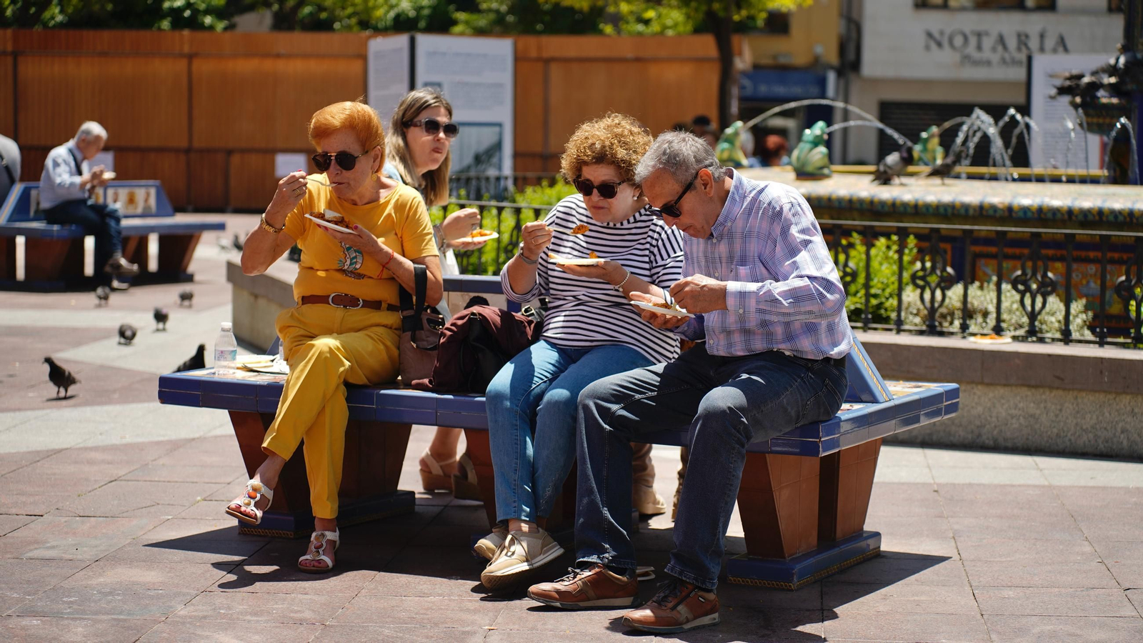 Muchas personas se reunen en la Plaza Alta, bailando y comiendo paella junto a la Feria de los Parques Naturales de Cádiz