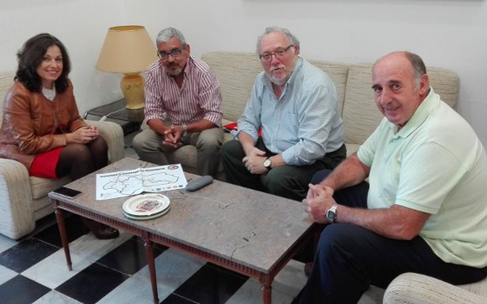 Maribel Peinado recibe a la asociación Amigos del Camino de Santiago en Cádiz