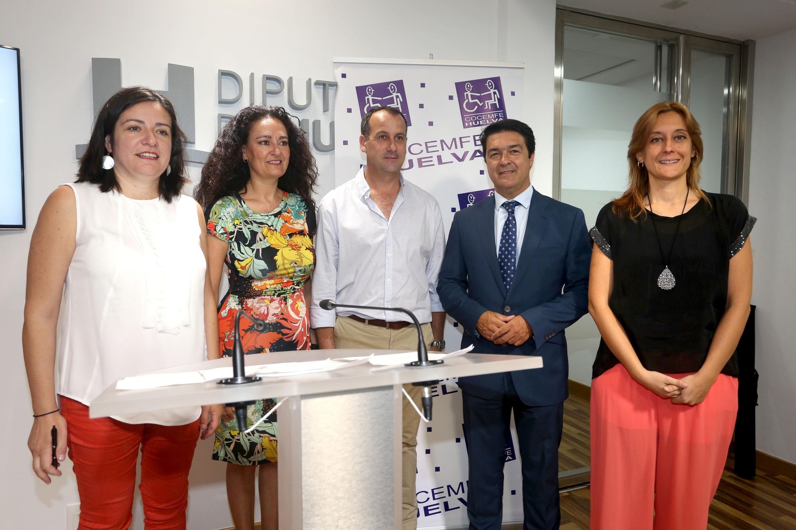 Aurora Vélez, Lourdes Martín, Jesús Macías, Antonio Sánchez y Rocío Pérez, ayer, en la sala de prensa de la Diputación Provincial de Huelva.