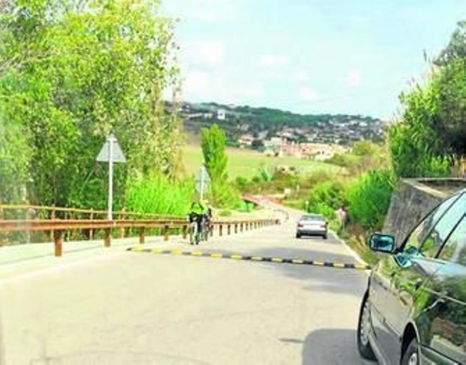 Imagen aportada por el PP donde se observa a ciclistas fuera del carril.