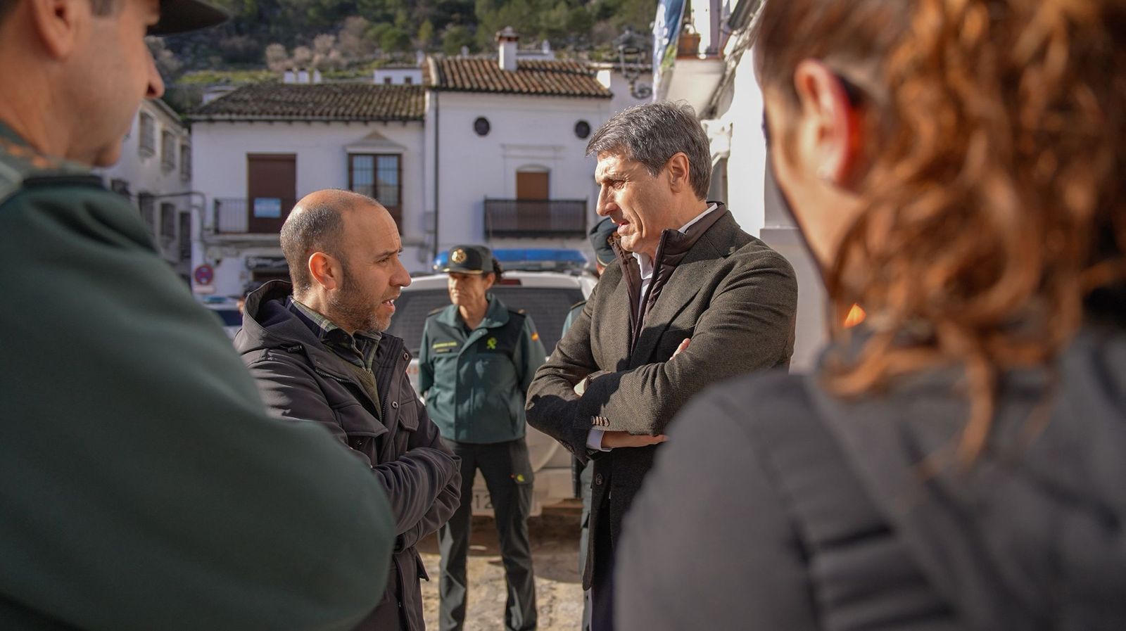 Carlos Javier García, en Grazalema, junto al delegado del Gobierno, Pedro Fernández.