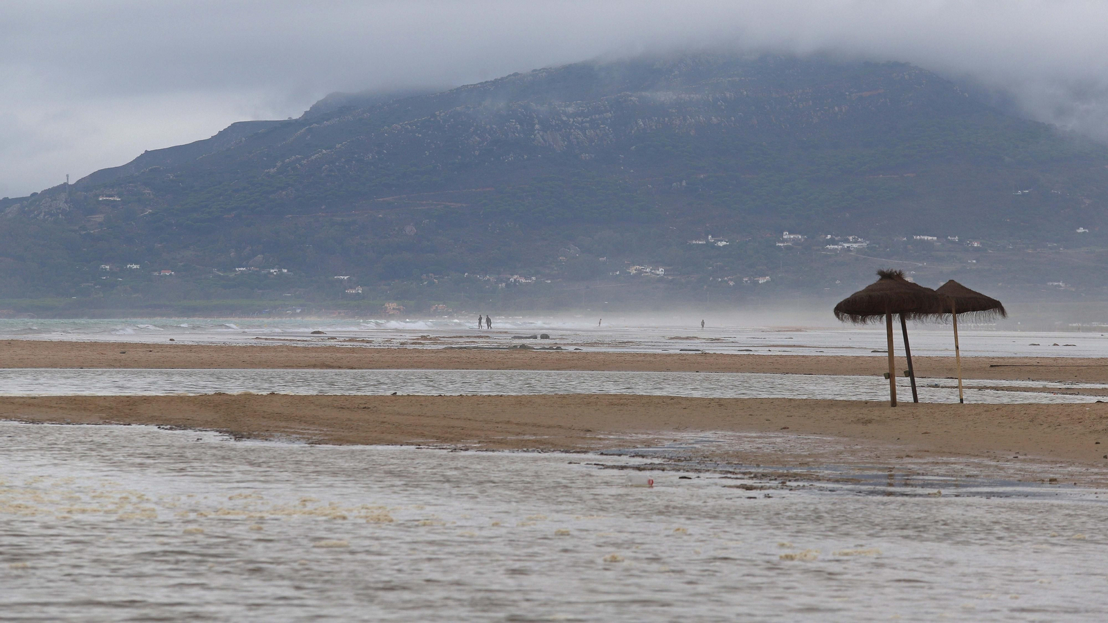 Fotos de la marea alta en la playa de Los Lances