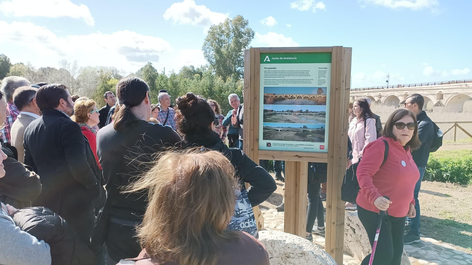 Multitudinaria visita guiada al puente de Cartuja en Jerez