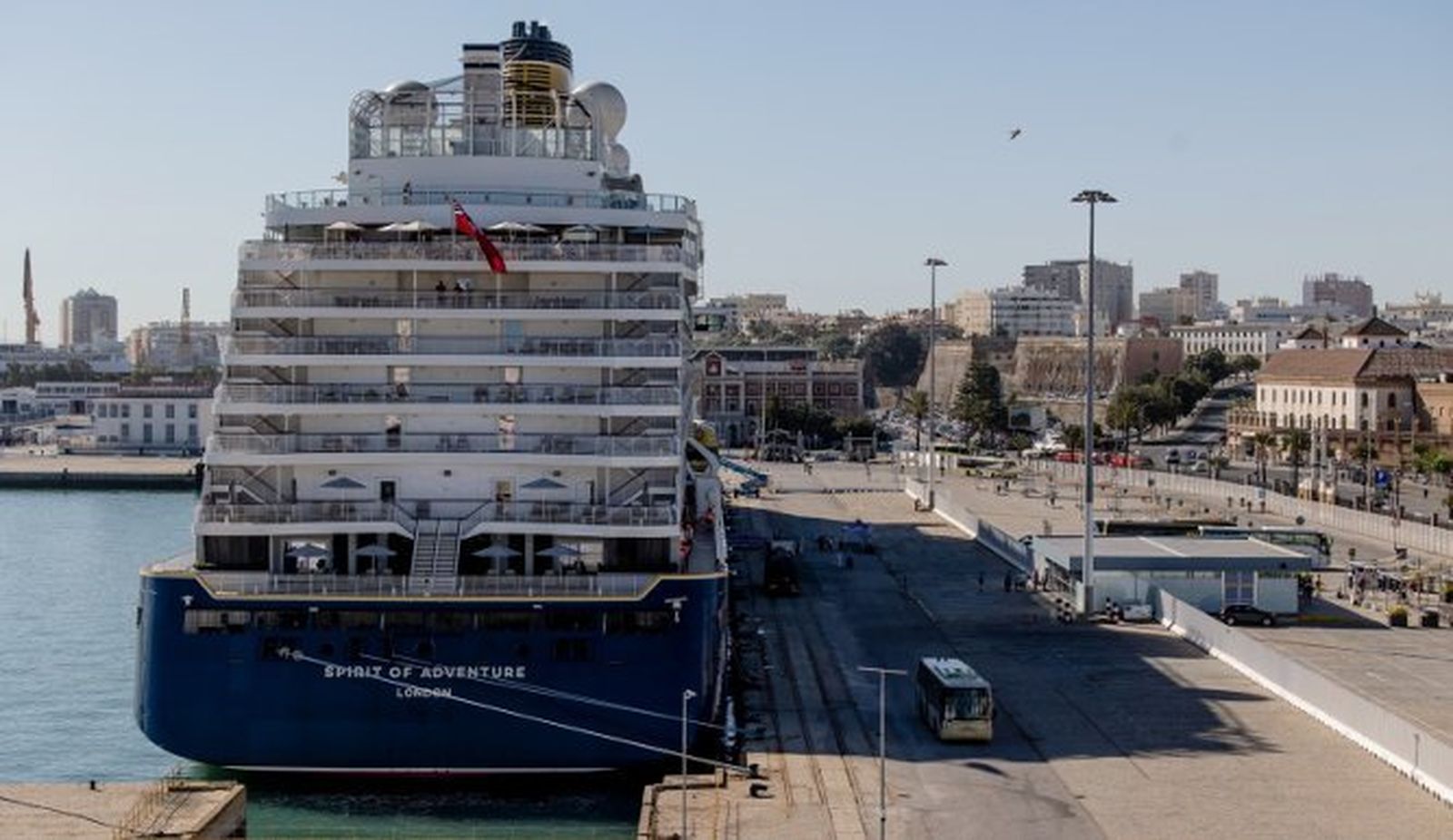 Uno de los primeros cruceros que ha llego esta mañana al puerto de Cádiz.