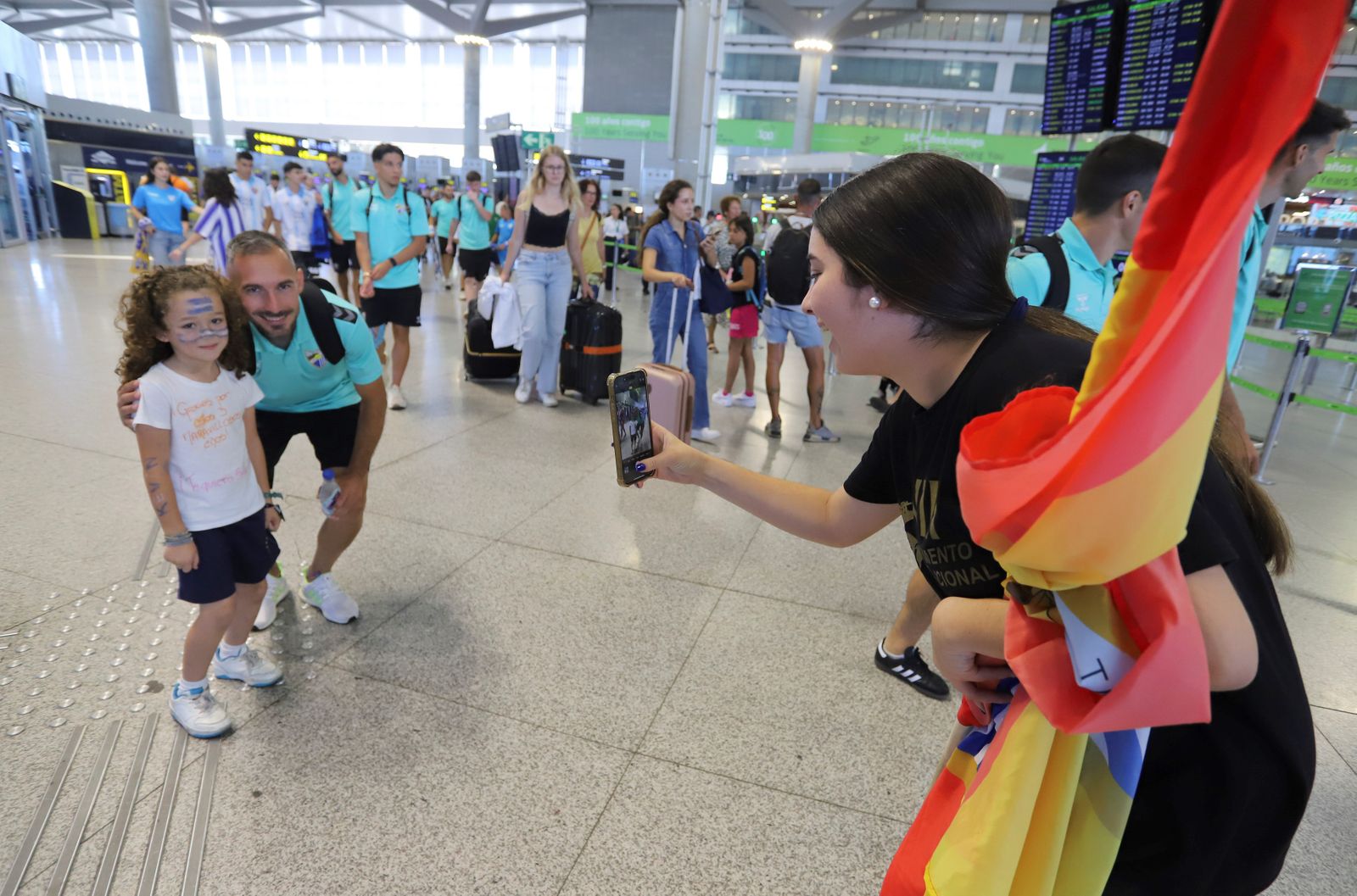 El espectacular preámbulo en el aeropuerto con la afición