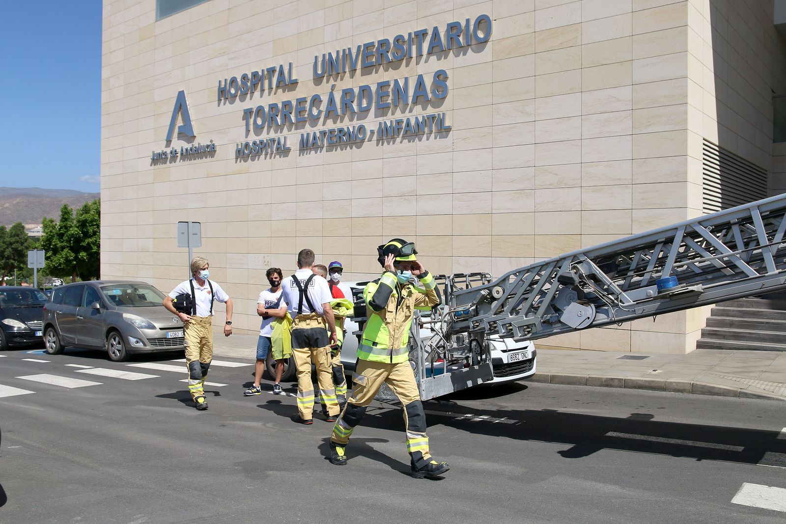 Fotogalería los bomberos de Almería regalan un cochecito eléctrico y camisetas a los niños hospitalizados de Torrecárdenas