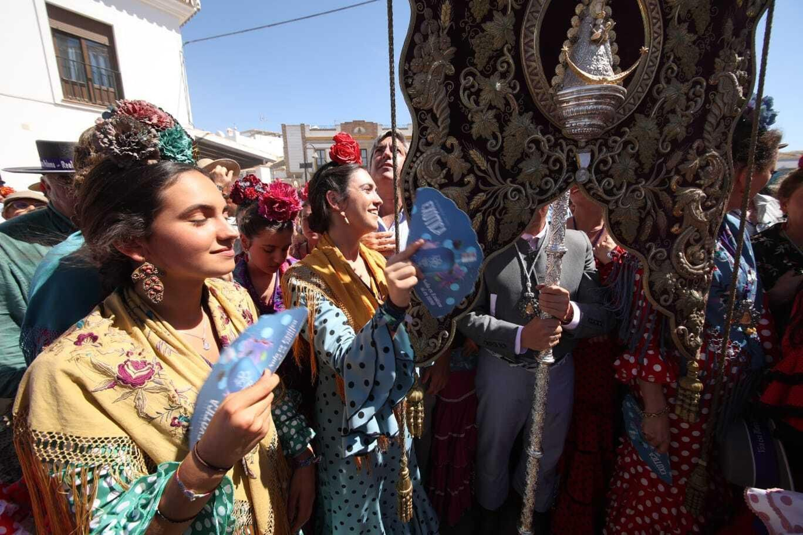 El Simpecado de Jerez a los pies de la Virgen del Rocío