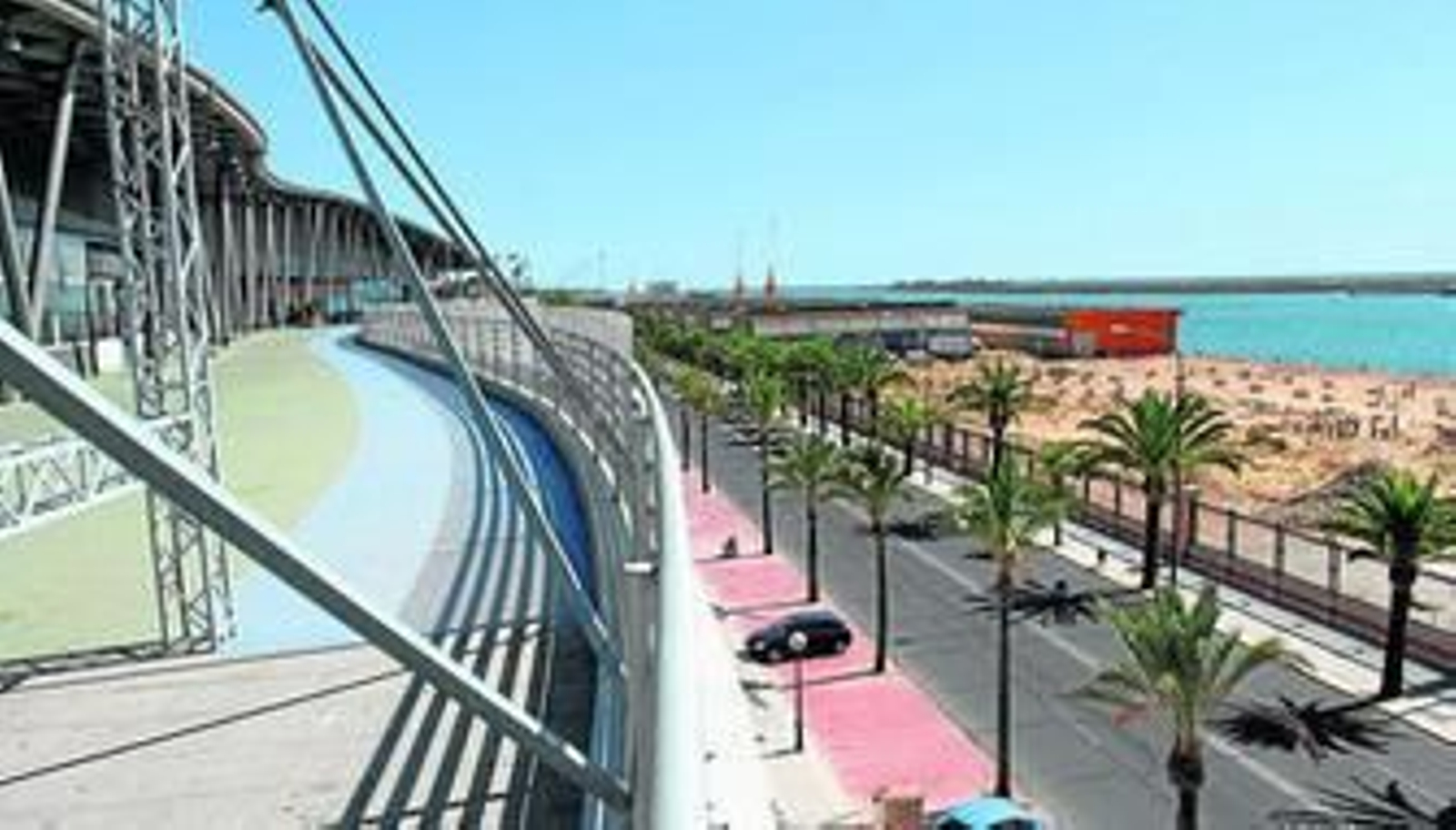 Terraza del Aqualon, desde donde pueden observarse las obras que está acometiendo el Puerto en el Muelle de Levante Norte.
