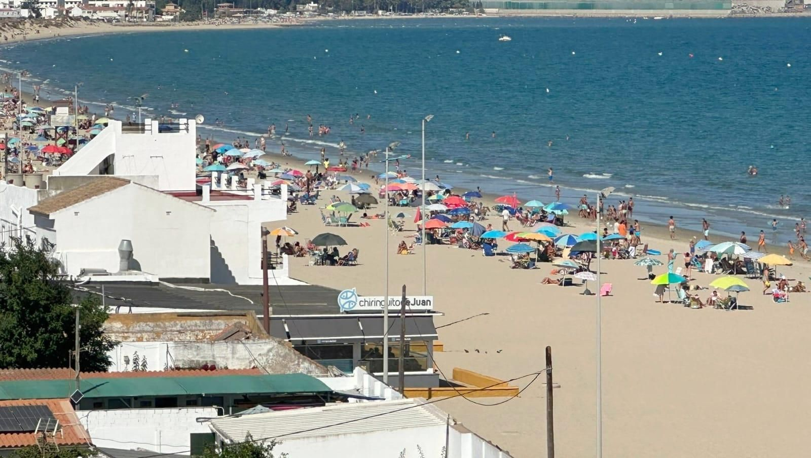 La playa del Rinconcillo, llena de usuarios durante el fin de semana del 13 y 14 de septiembre.