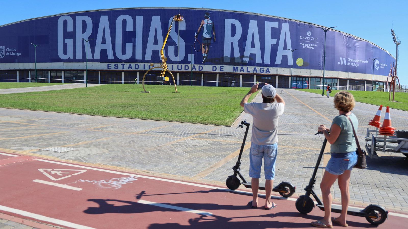 La pancarta de homenaje a Rafa Nadal en el Ciudad de Málaga, en imágenes