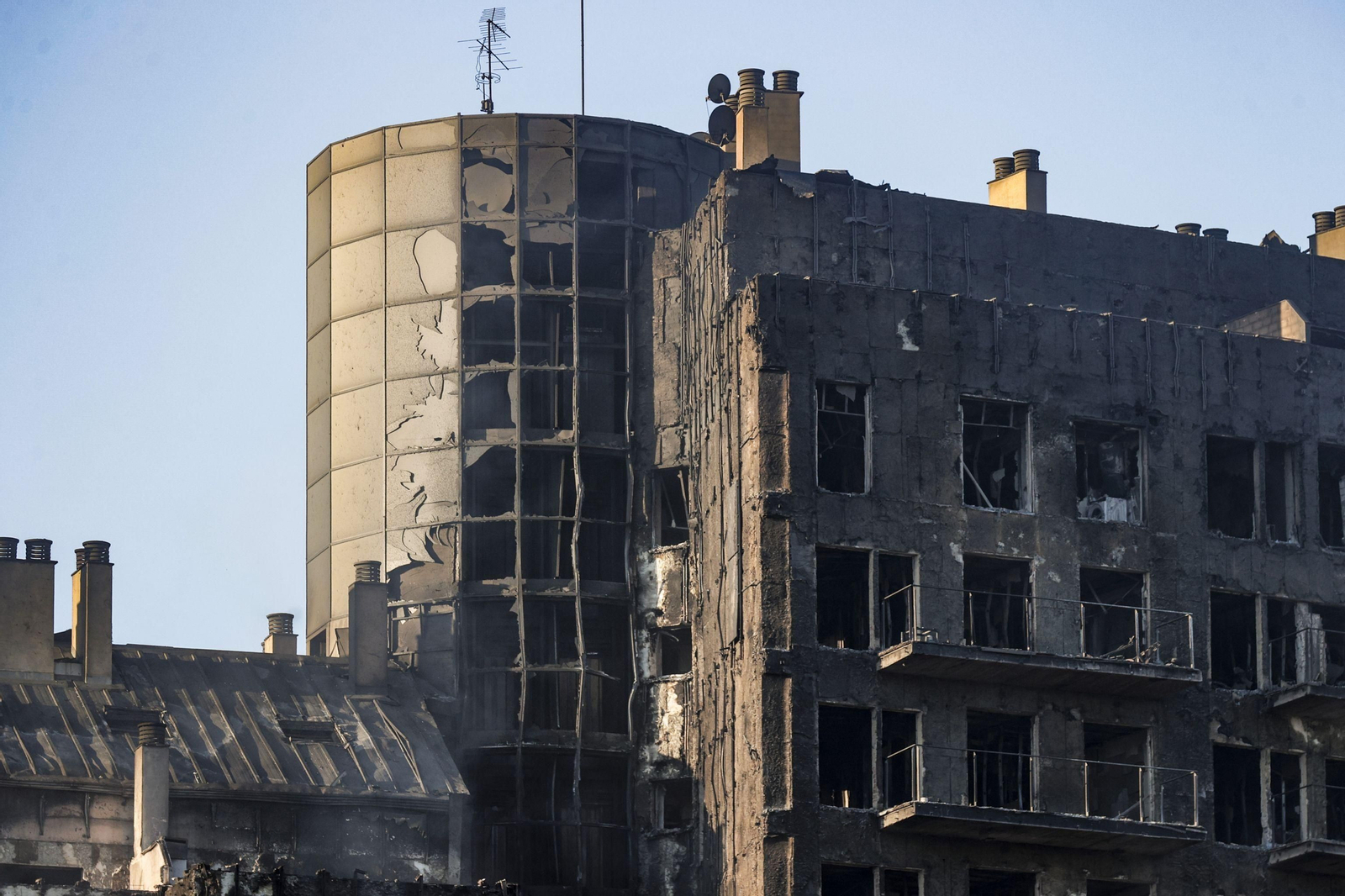 El aspecto desolador de los edificios incendiados El aspecto desolador de los edificios incendiados