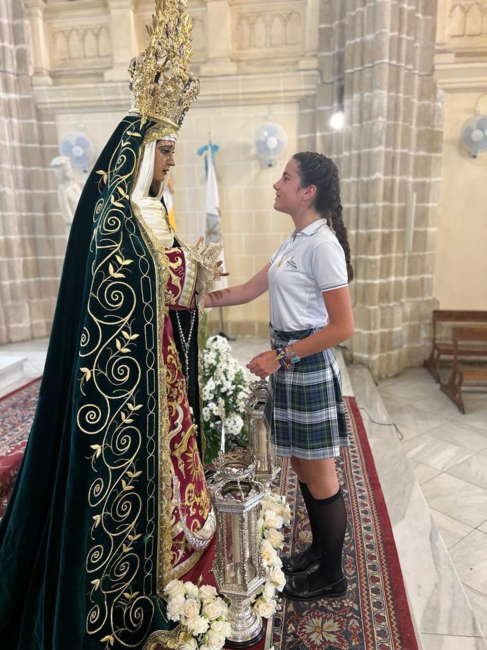 Besamanos en el colegio de la Compañía de María.