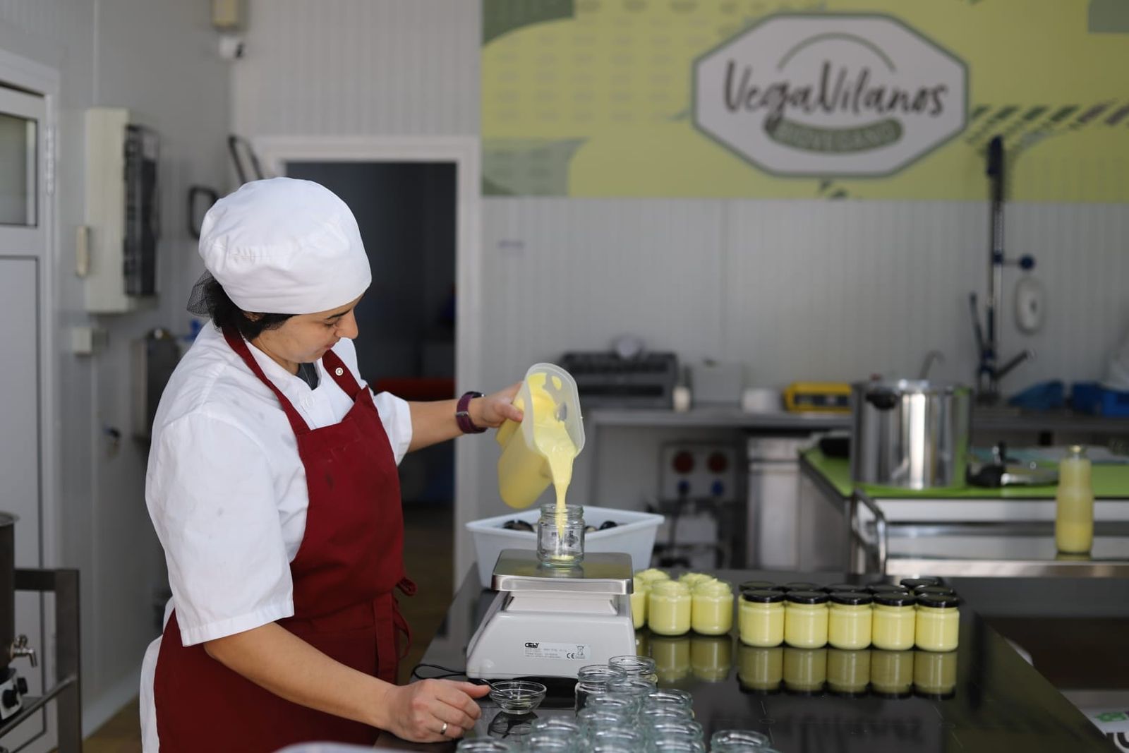 Una trabajadora de Vegavilanos, en pleno proceso productivo.