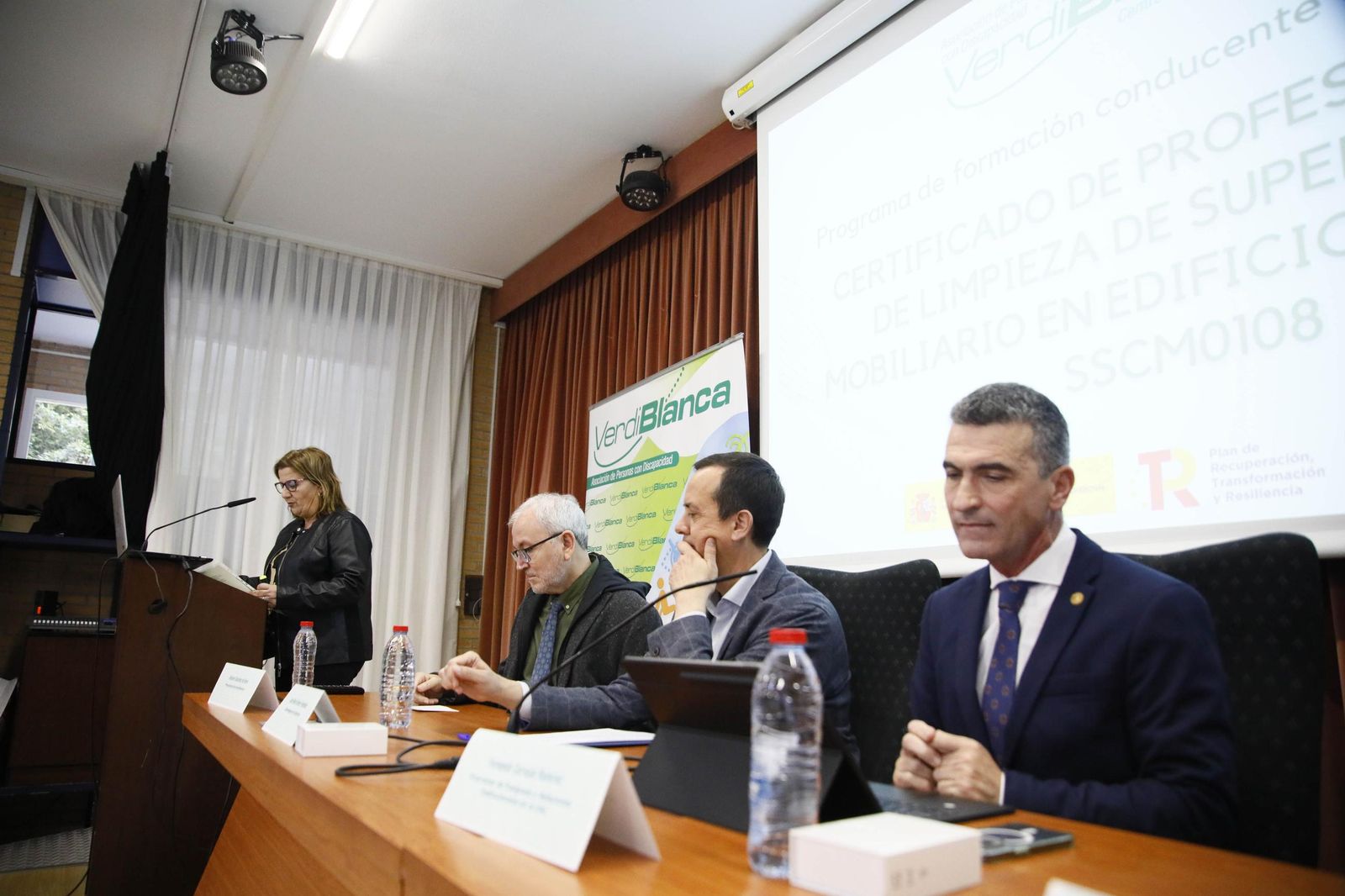 Imágenes de la enterga de certificado de profesionalidad de limpieza de superficies y mobiliarios de VerdiBlanca en la Universidad de Almería