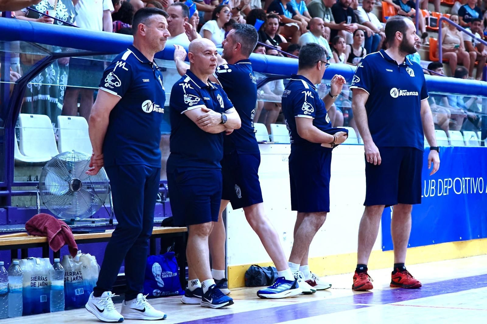 Quique García, junto a su cuerpo técnico en La Salobreja.