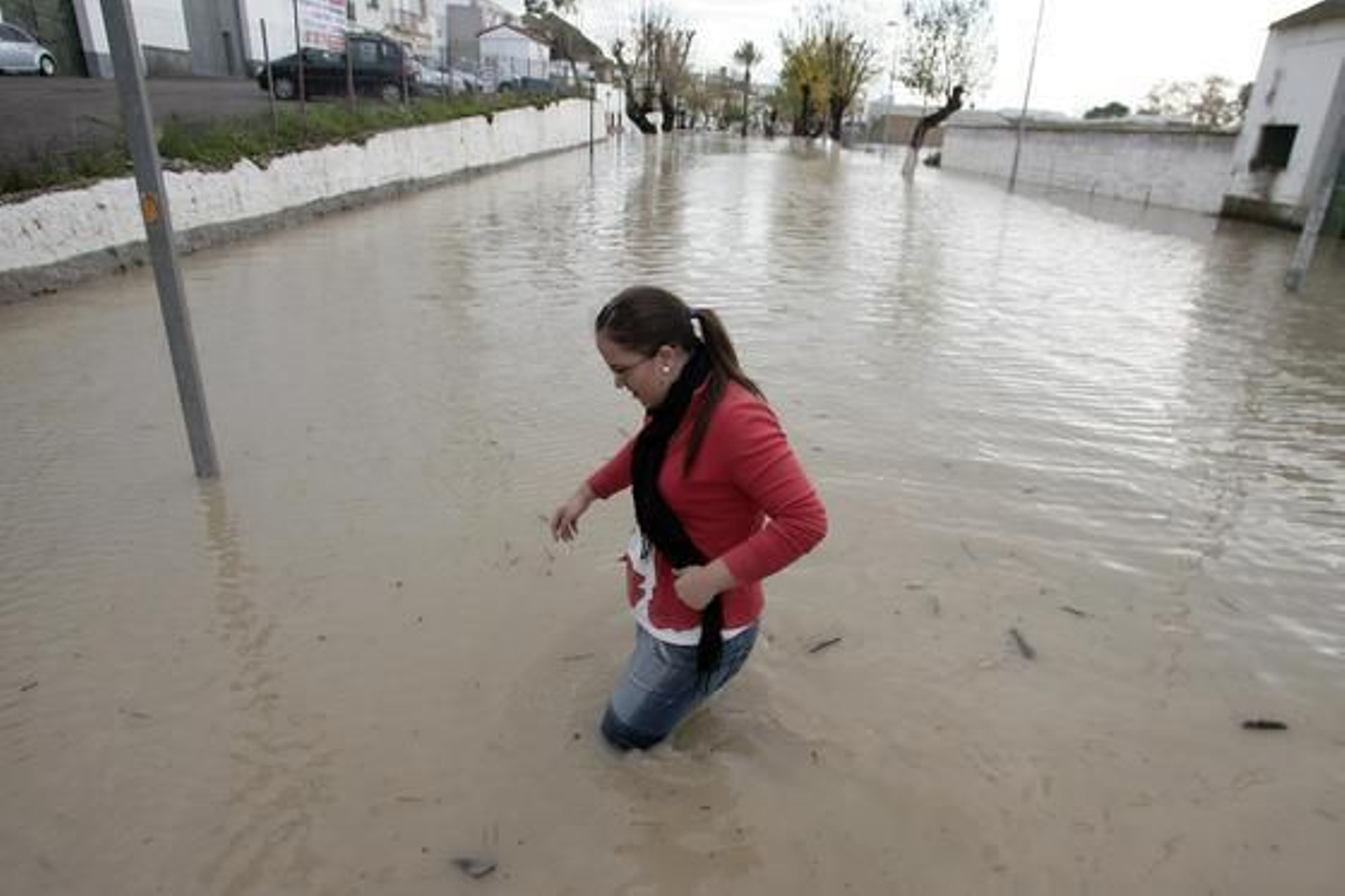 El Río Guadalquivir se desborda a su paso por Lora del Río./ J.C Muñoz
