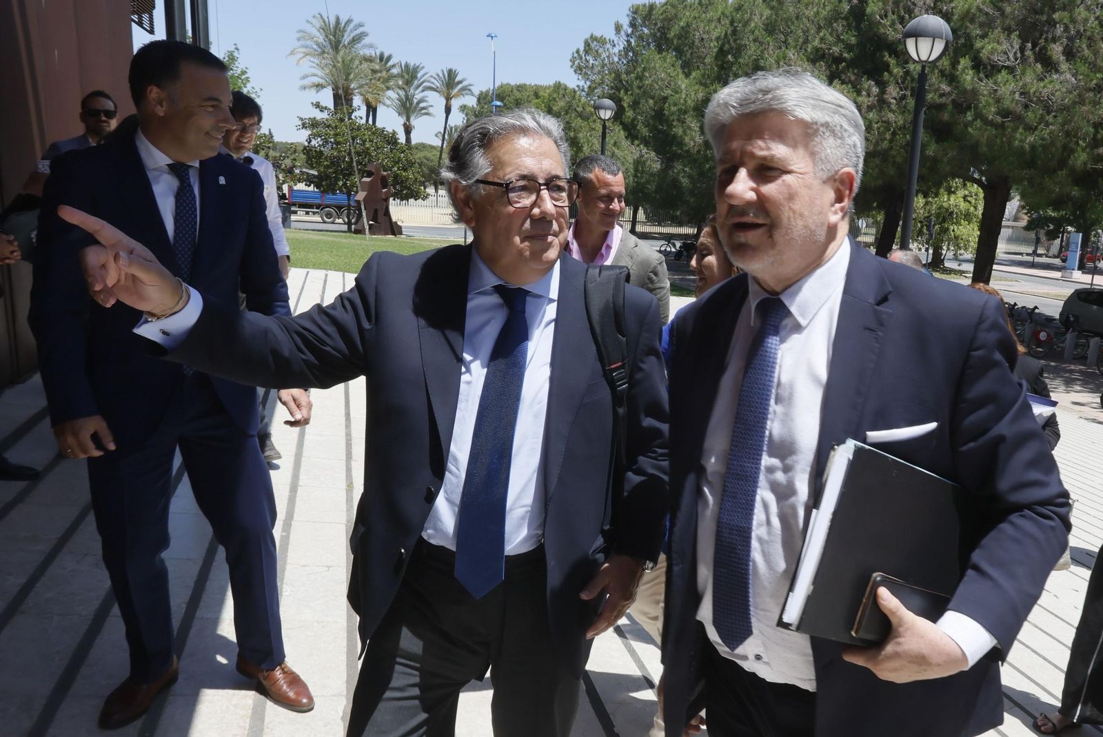 Juan Ignacio Zoido y Bogdan Rzońca (derecha), este miércoles en Sevilla. A la izquierda, el barreño David Gil, de la Secretaría General de Interior.