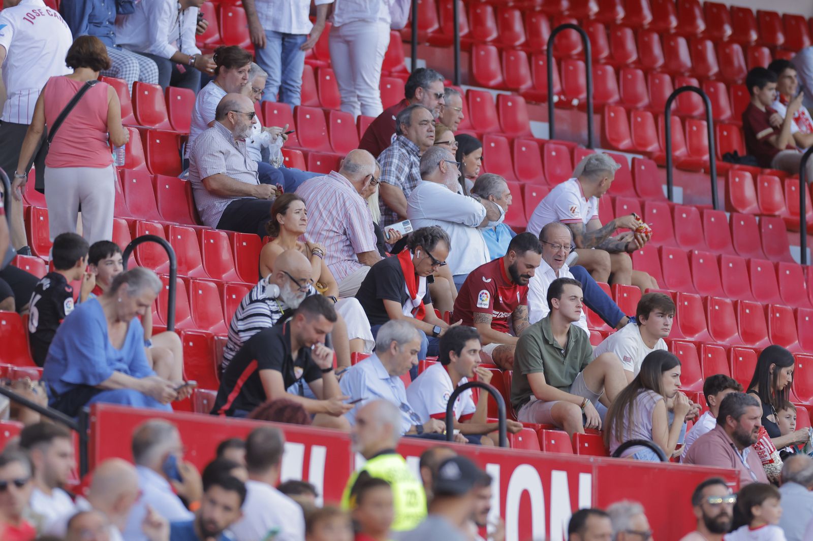 Búscate en las fotos del Sevilla-Almería