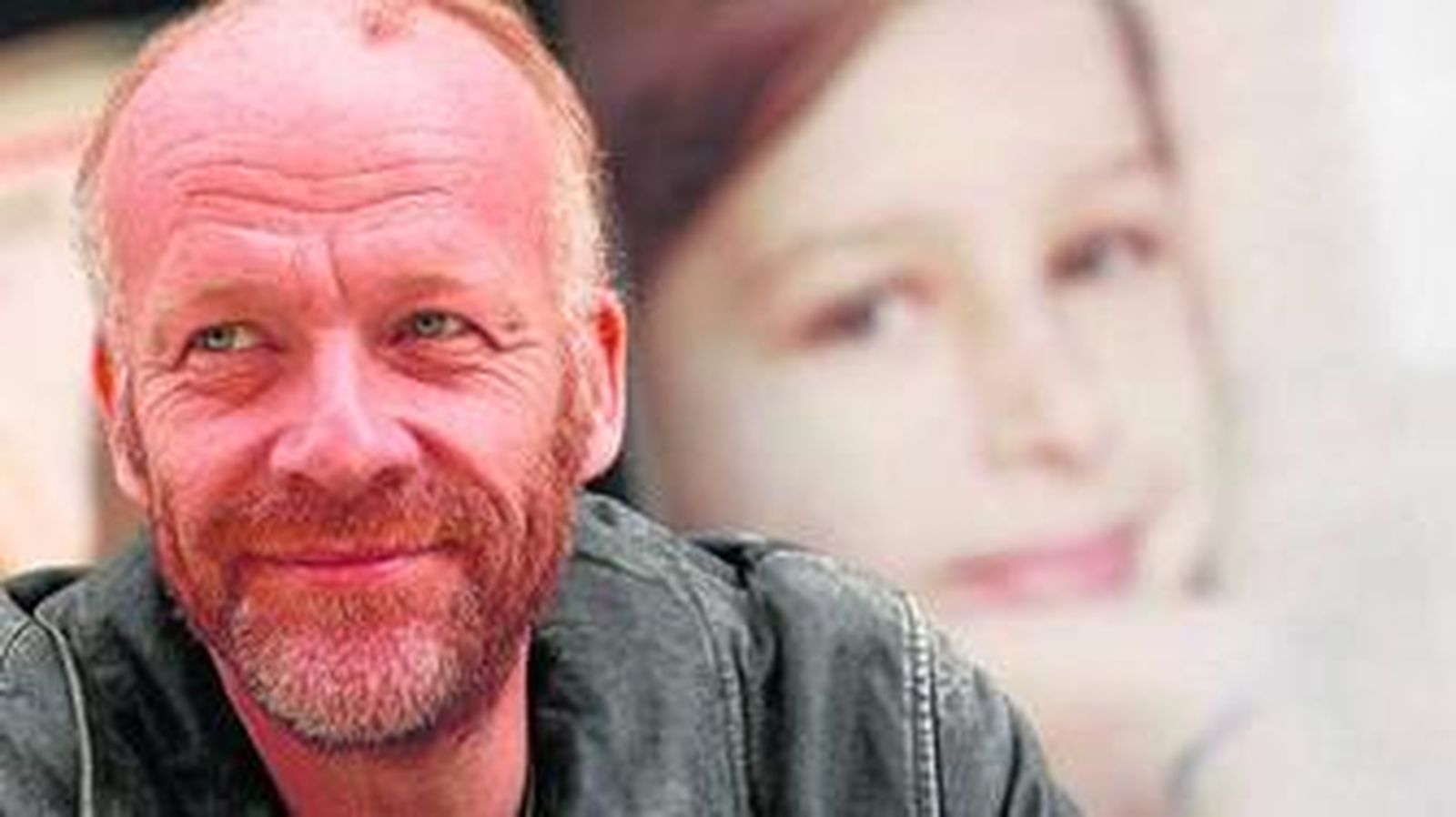 El músico inglés posaba ayer satisfecho a las puertas del Albéniz delante del cartel de su cortometraje.