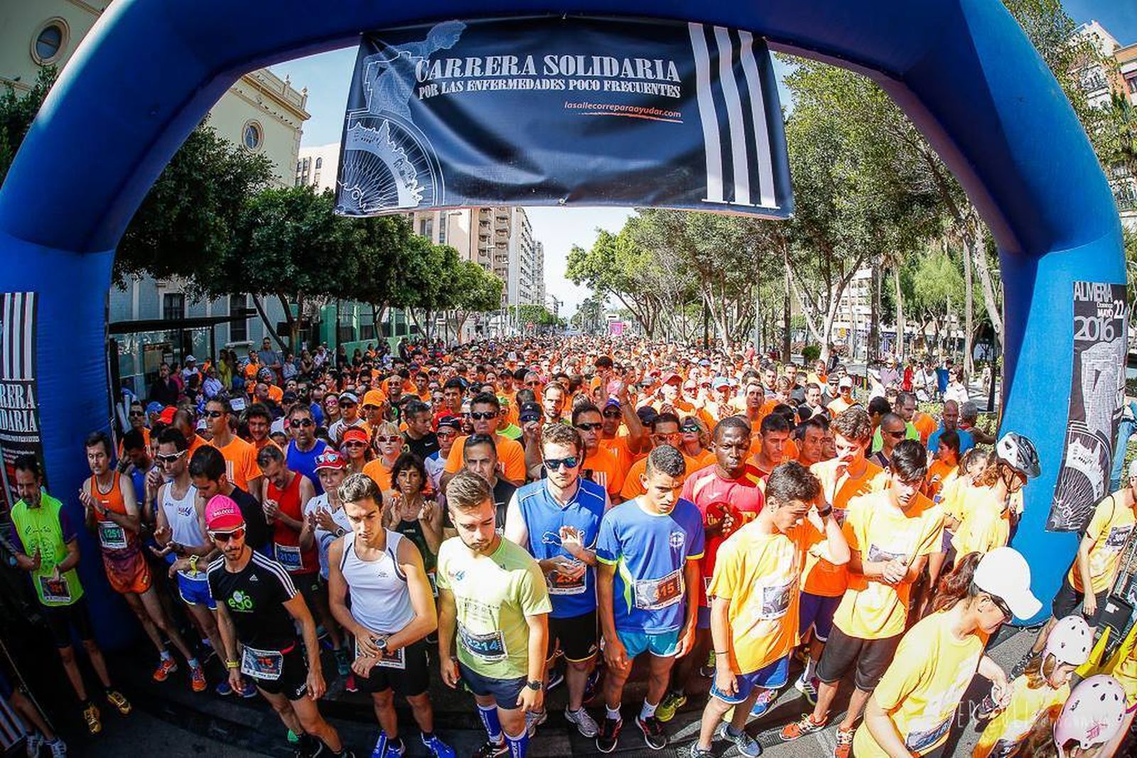 Cientos de participantes esperando en la salida de la carrera del año pasado.