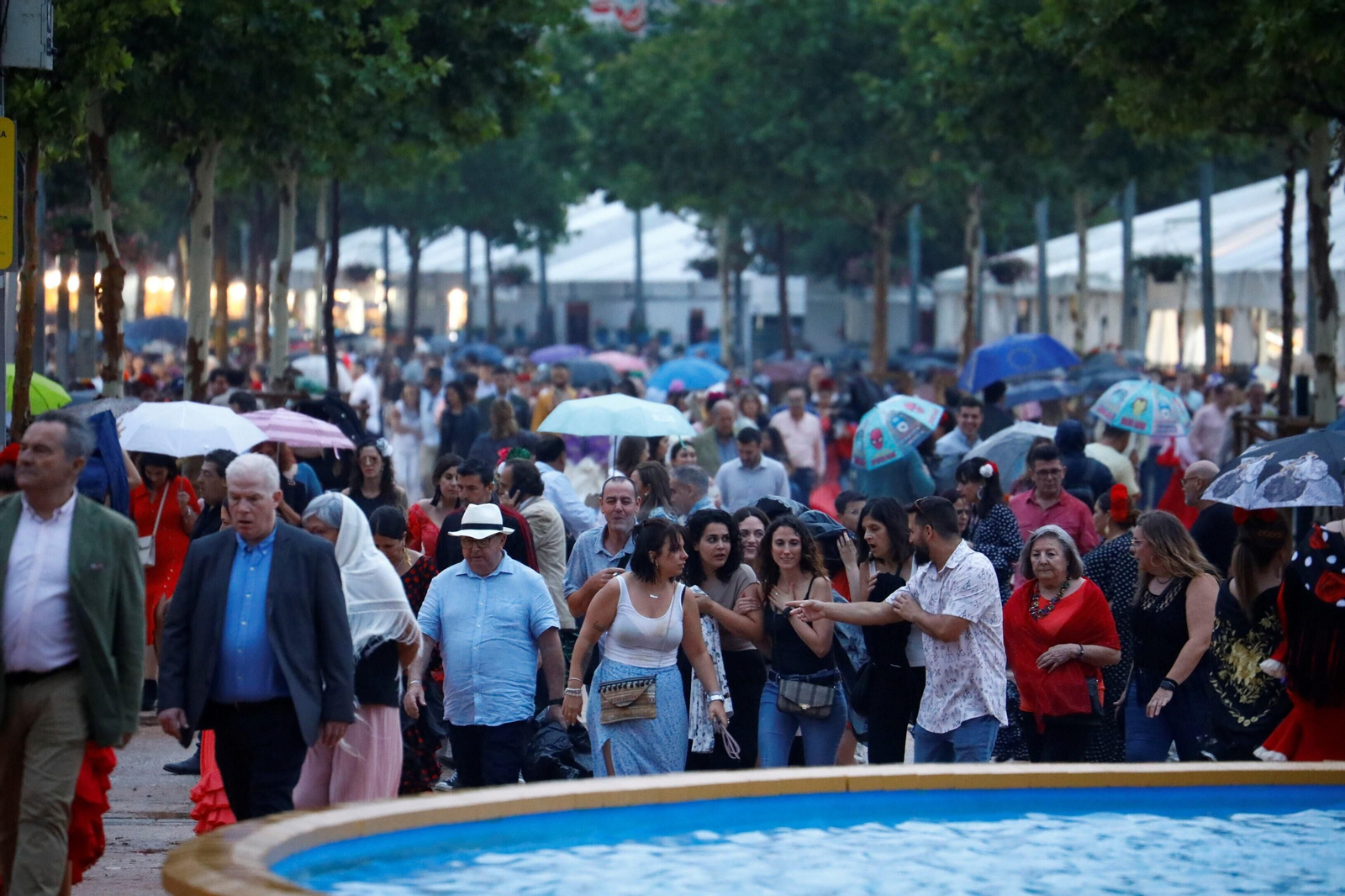La intensa lluvia de este sábado en la Feria de Córdoba, en imágenes