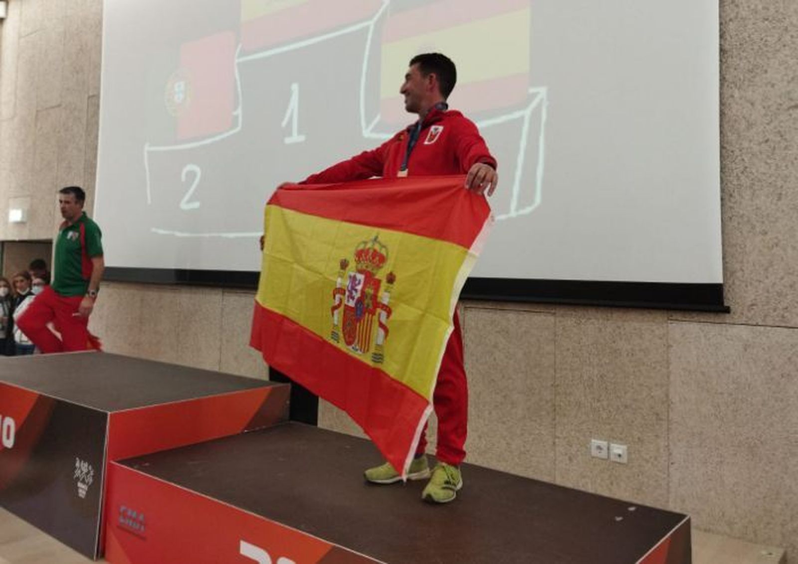 Raúl López, con la bandera del Bahía, en el tercer cajón del podio