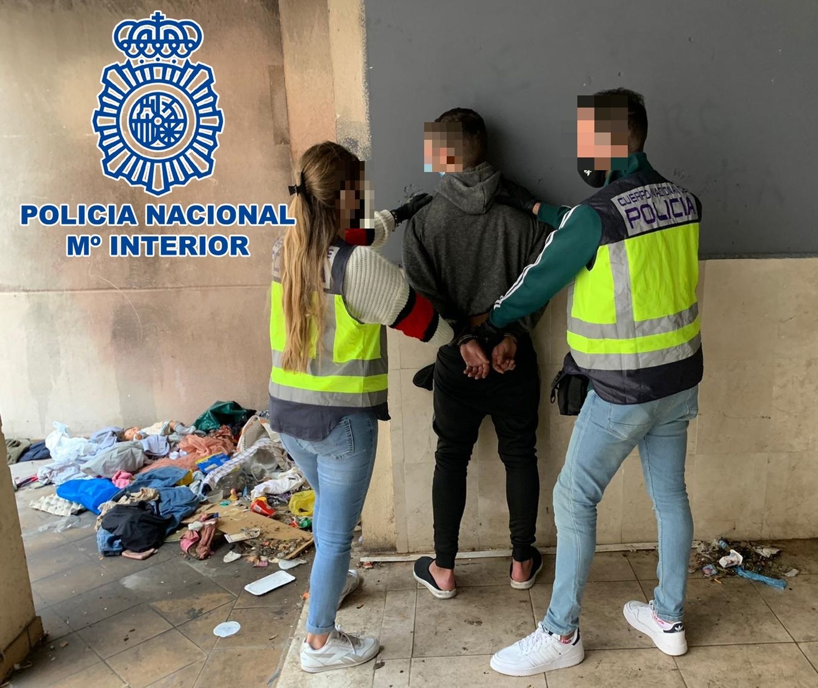 Dos agentes detienen al joven.