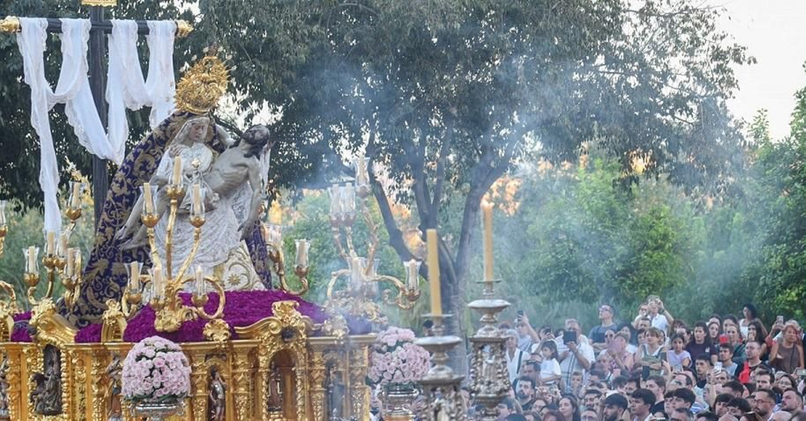 La Virgen de las Angustias, ante la presencia de numeroso público.