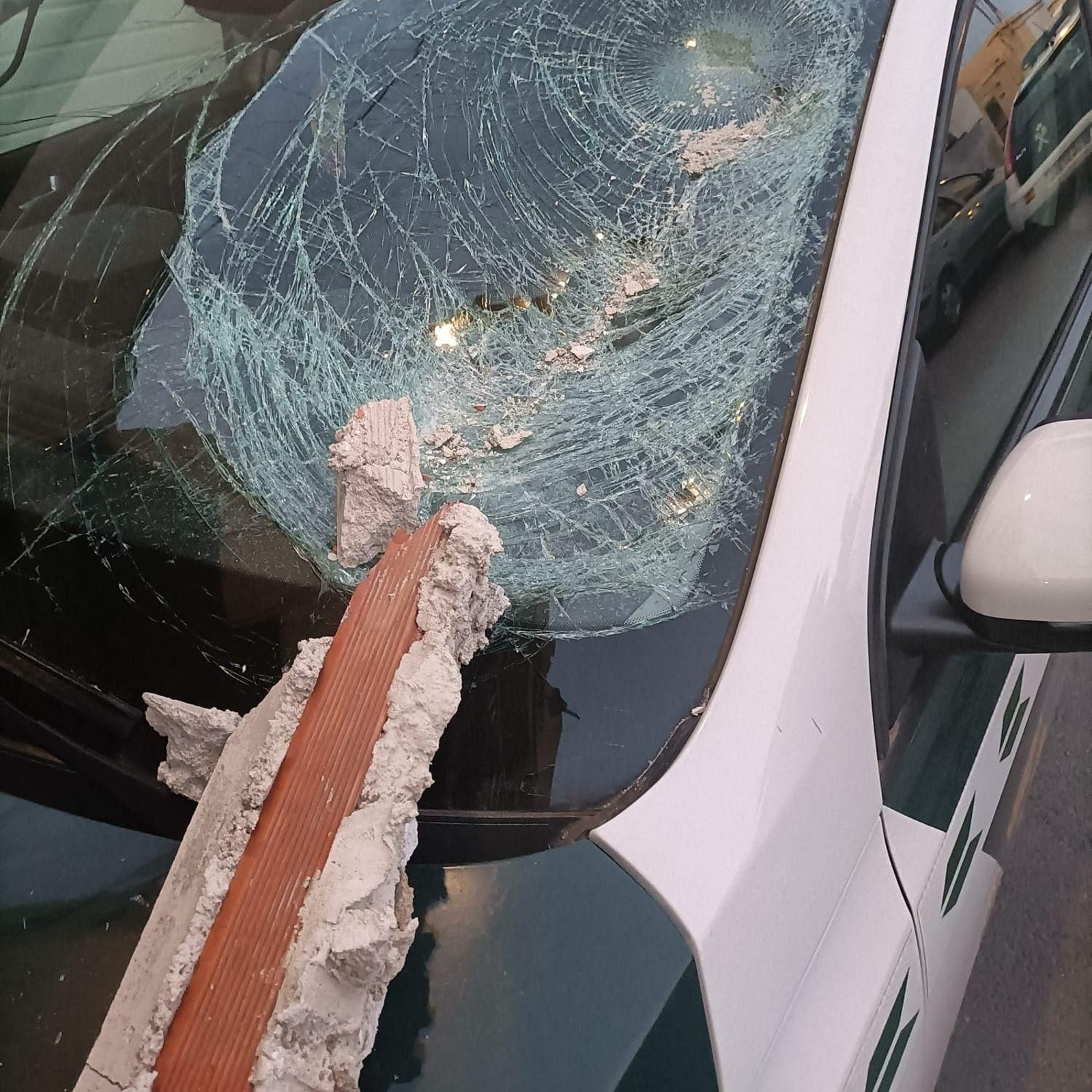 Así quedó un coche patrulla de Guardia Civil que fue atacado en Las 200 Viviendas de Roquetas