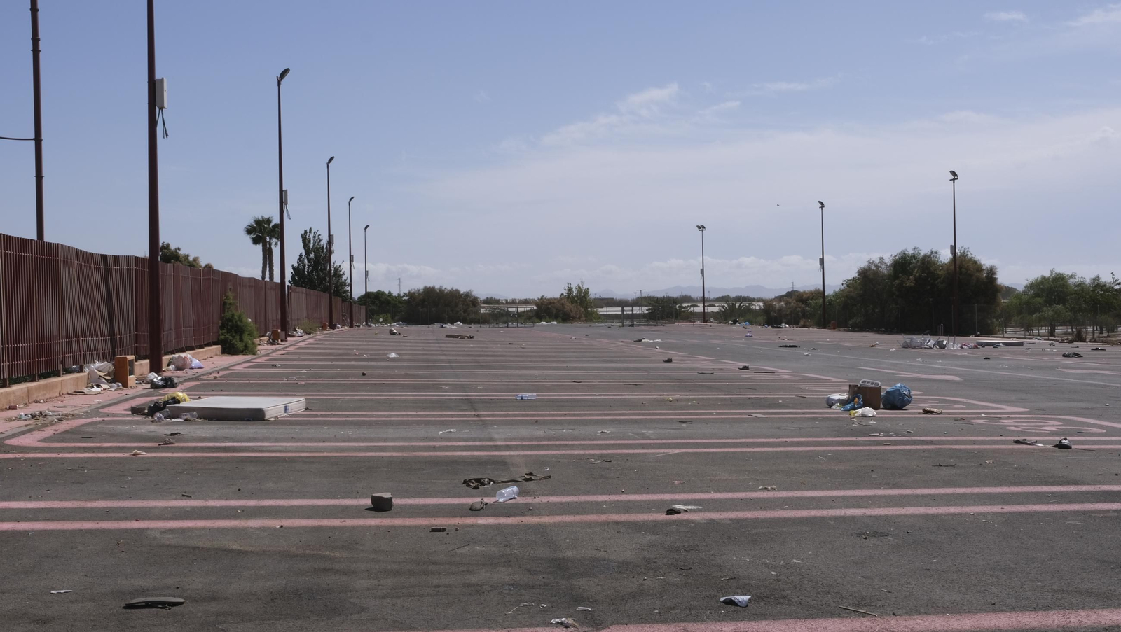Fotos de la basura acumulada en el aparcamiento de los feriantes en la Vega de Acá