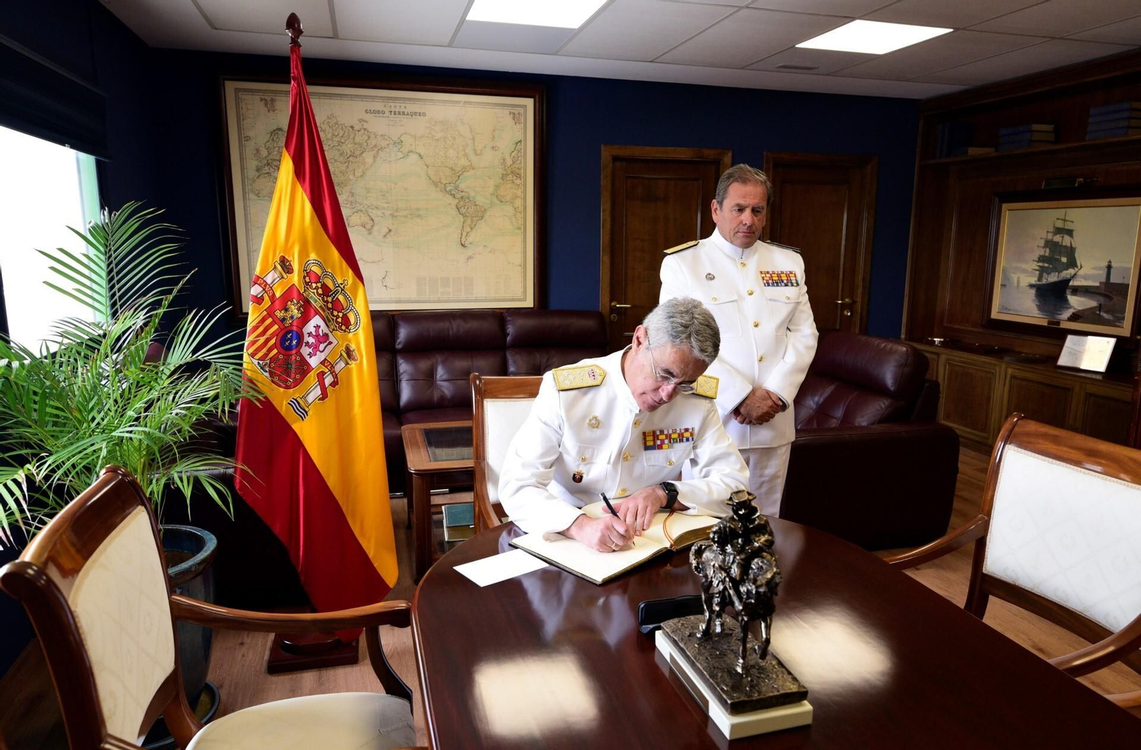 El nuevo Ajema, Antonio Piñeiro, junto al Almirante de la Flota.