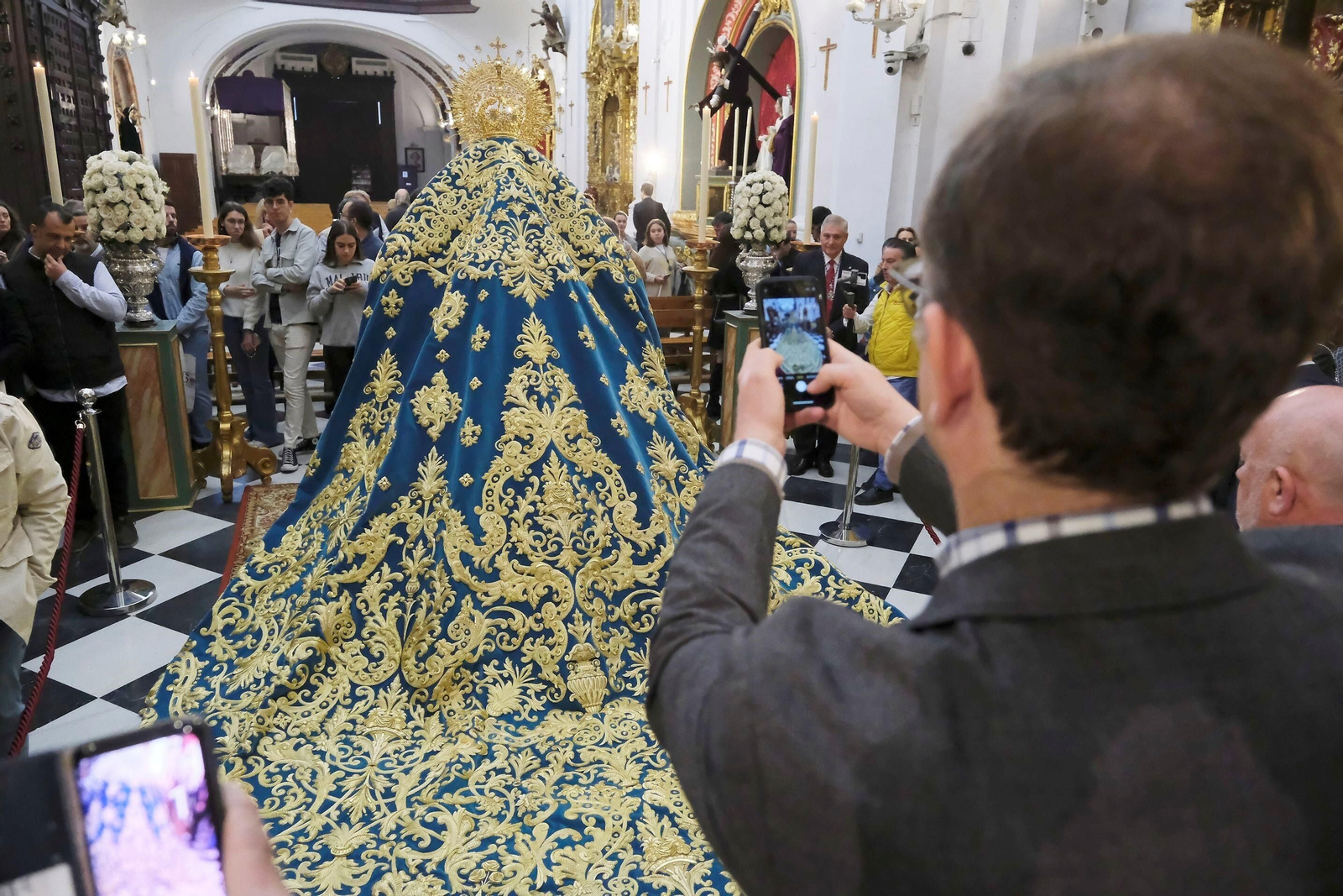 El nuevo manto de la Virgen de la Trinidad de Córdoba, en imágenes