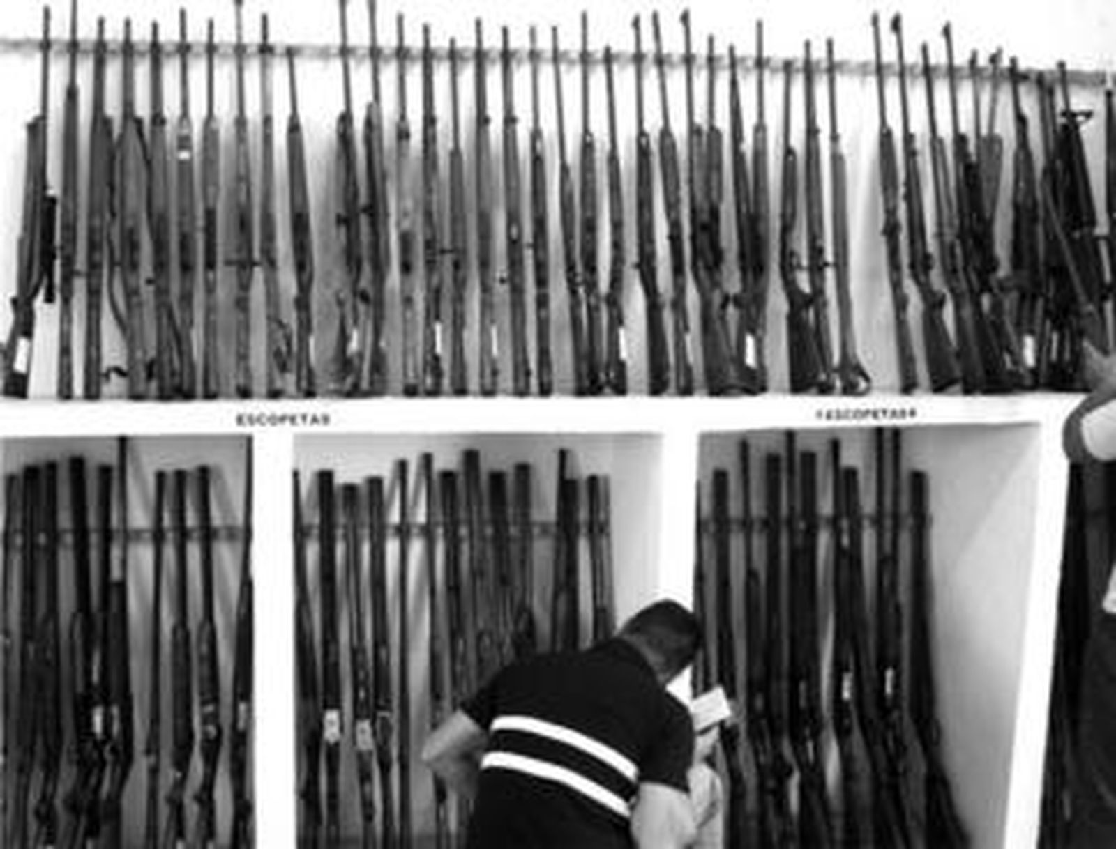 Imagen de archivo de las armas de caza expuestas para la última subasta de la Guardia Civil de Cádiz.