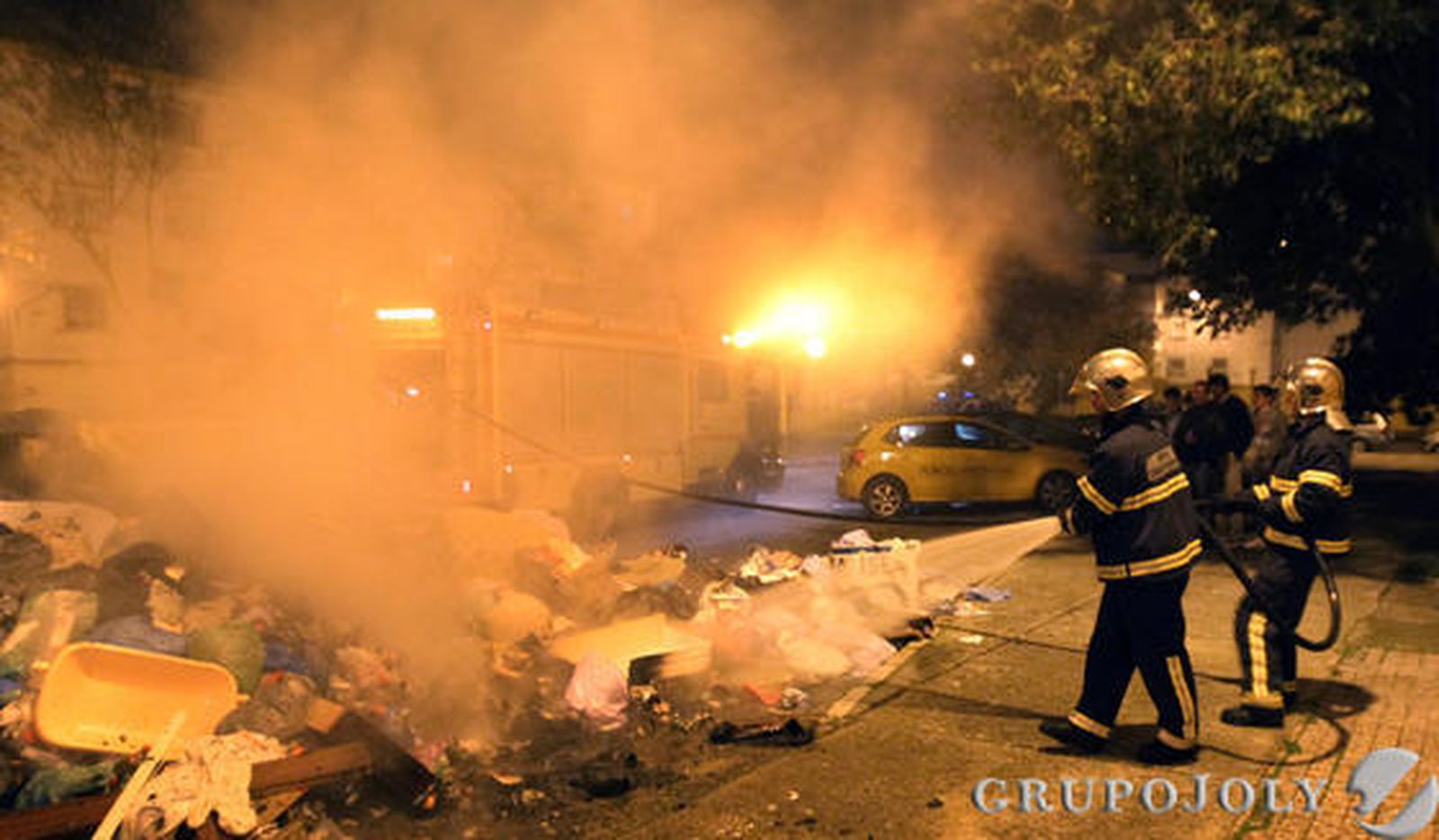 Otra noche de quema de contenedores