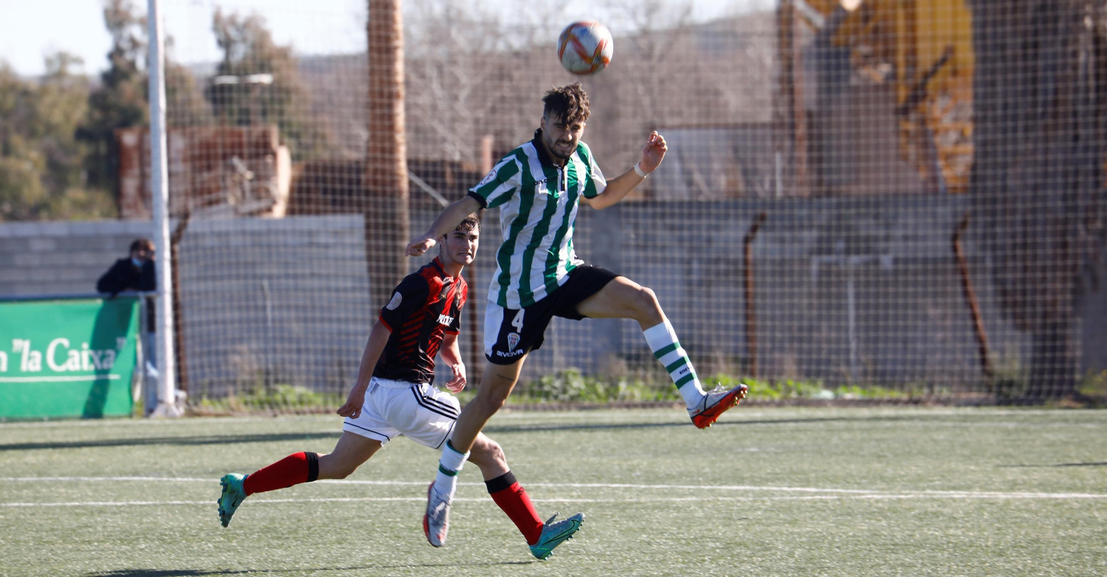 El blanquiverde Óscar despeja un balón en presencia del senequista José Carlos.