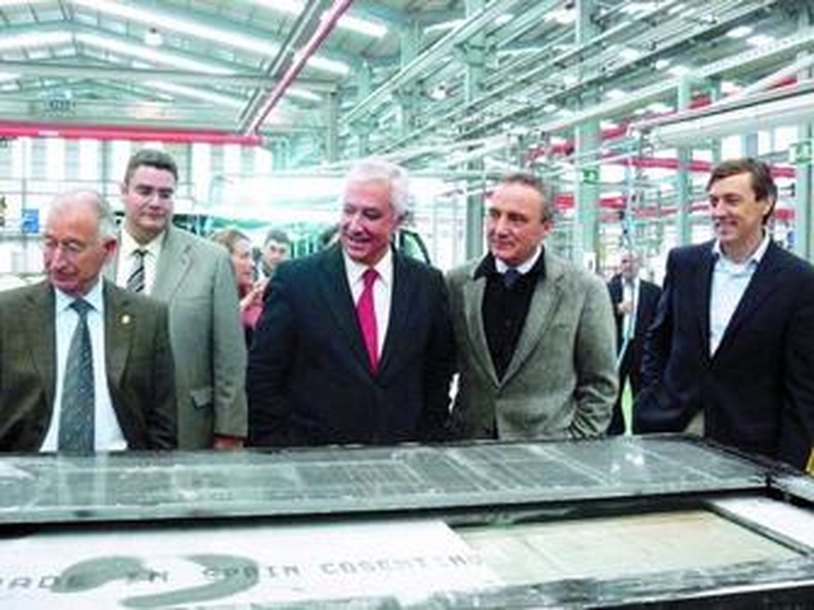 Javier Arenas y F. M. Cosentino, ayer en la empresa almeriense.