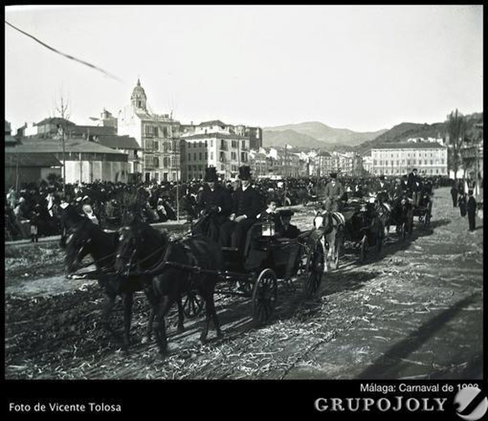El carnaval con el mar como telón de fondo