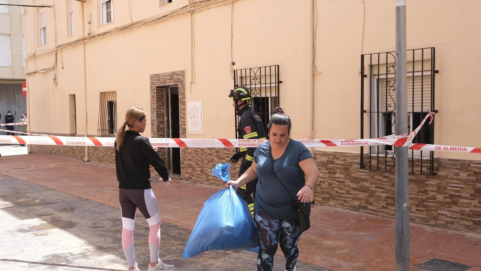 Vecinos de El Tagarete tuvieron que desalojar sus casas al venirse abajo el techo de su inmueble