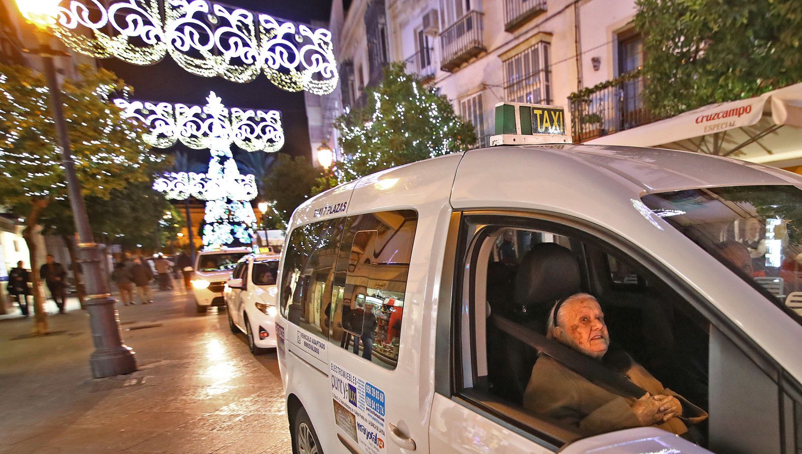 Imágenes del paseo en taxi a los mayores para disfrutar del alumbrado navideño