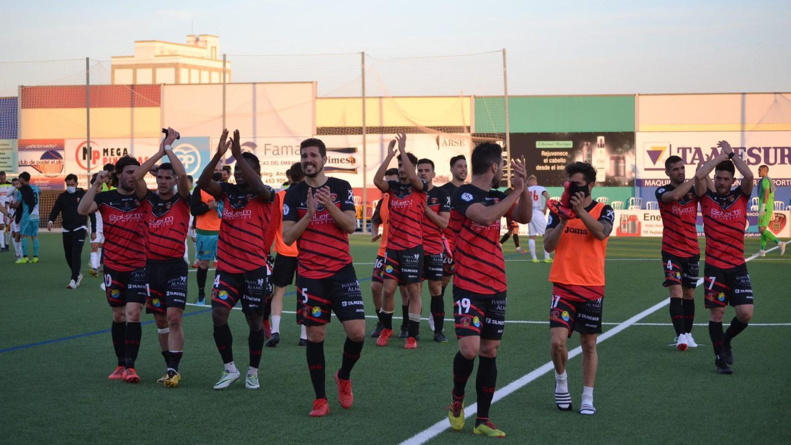 Los jugadores del Salerm aplauden a la grada durante un partido de este curso.