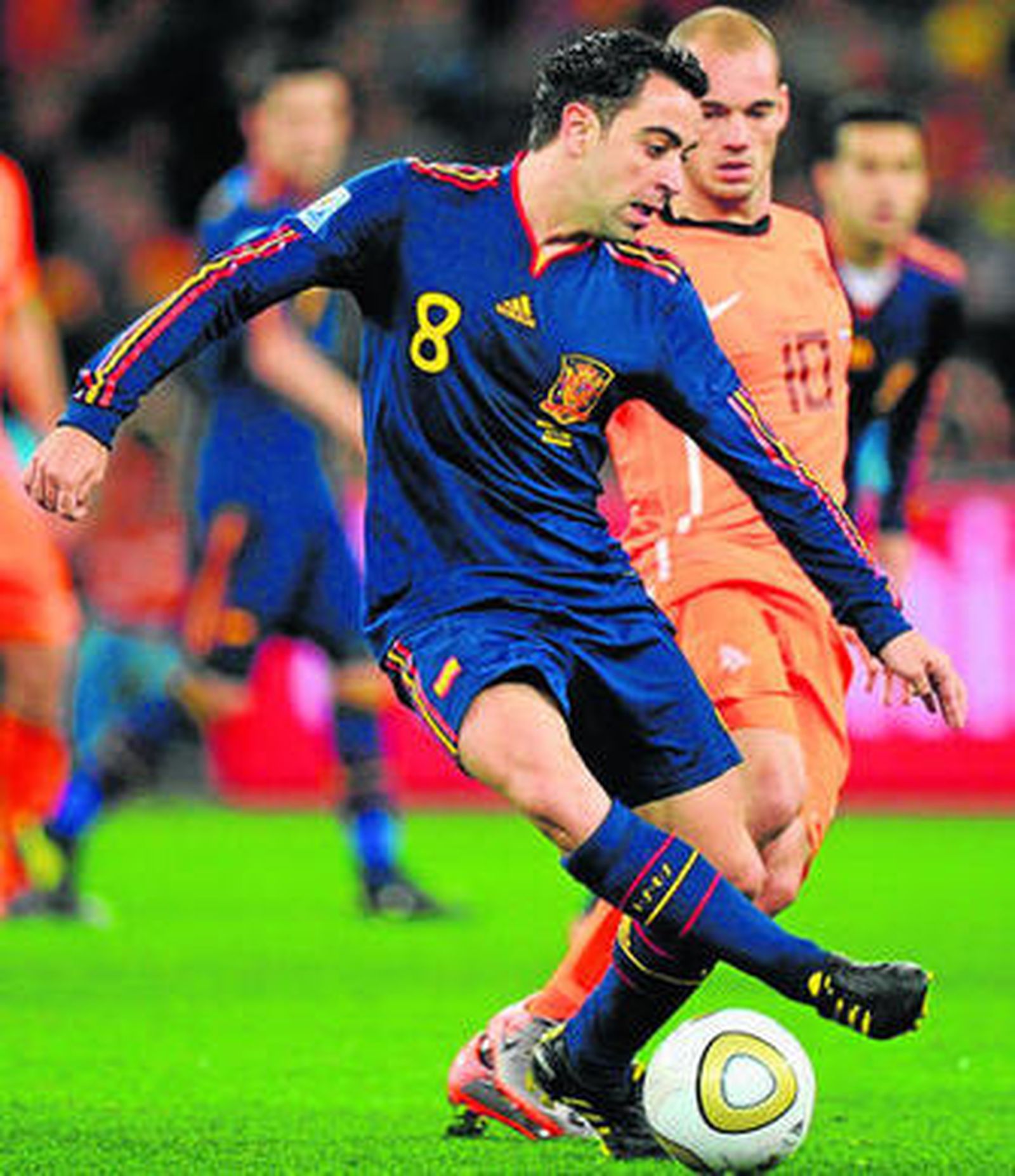 Xavi trata de darse la vuelta ante la presión de Sneijder.