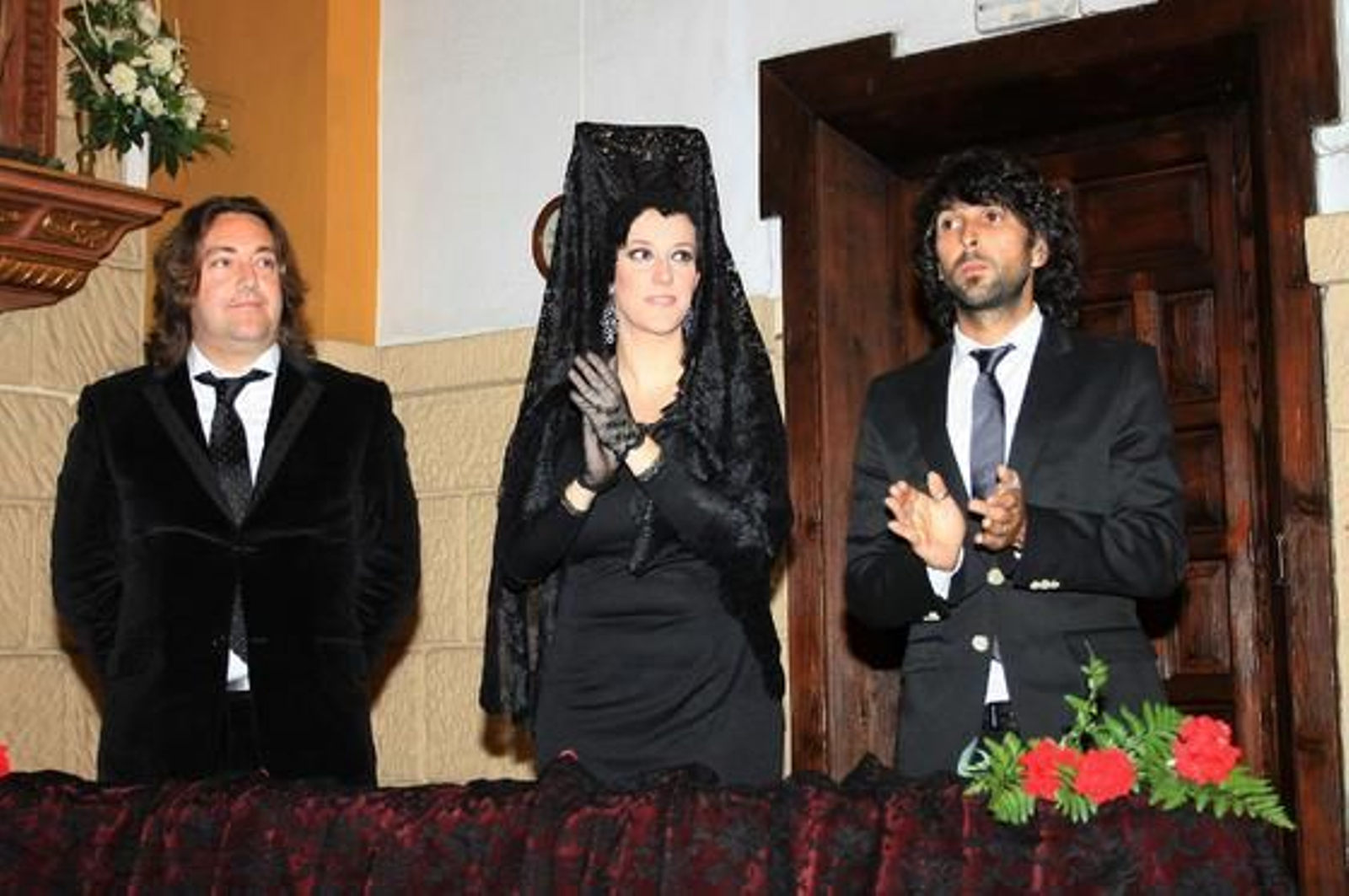 Arcángel, Argentina y Pepe 'El Marismeño' cantan la disertación del jefe de Cultura de 'Huelva Información', Eduardo Sugrañes. / Alberto Domínguez