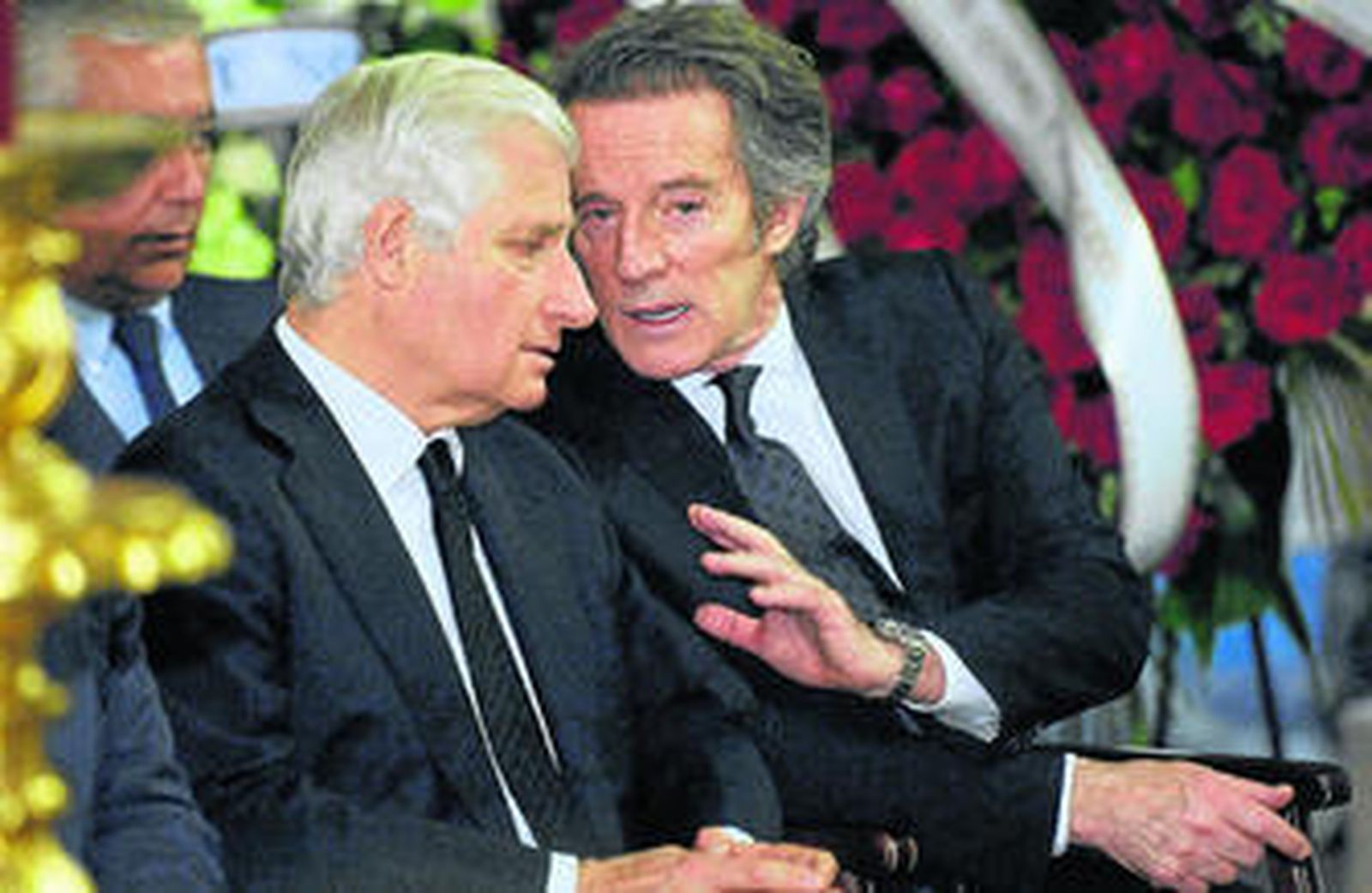 Alfonso Díez conversa con el nuevo duque de Alba, el primogénito de la duquesa, durante el velatorio en el Ayuntamiento de Sevilla.