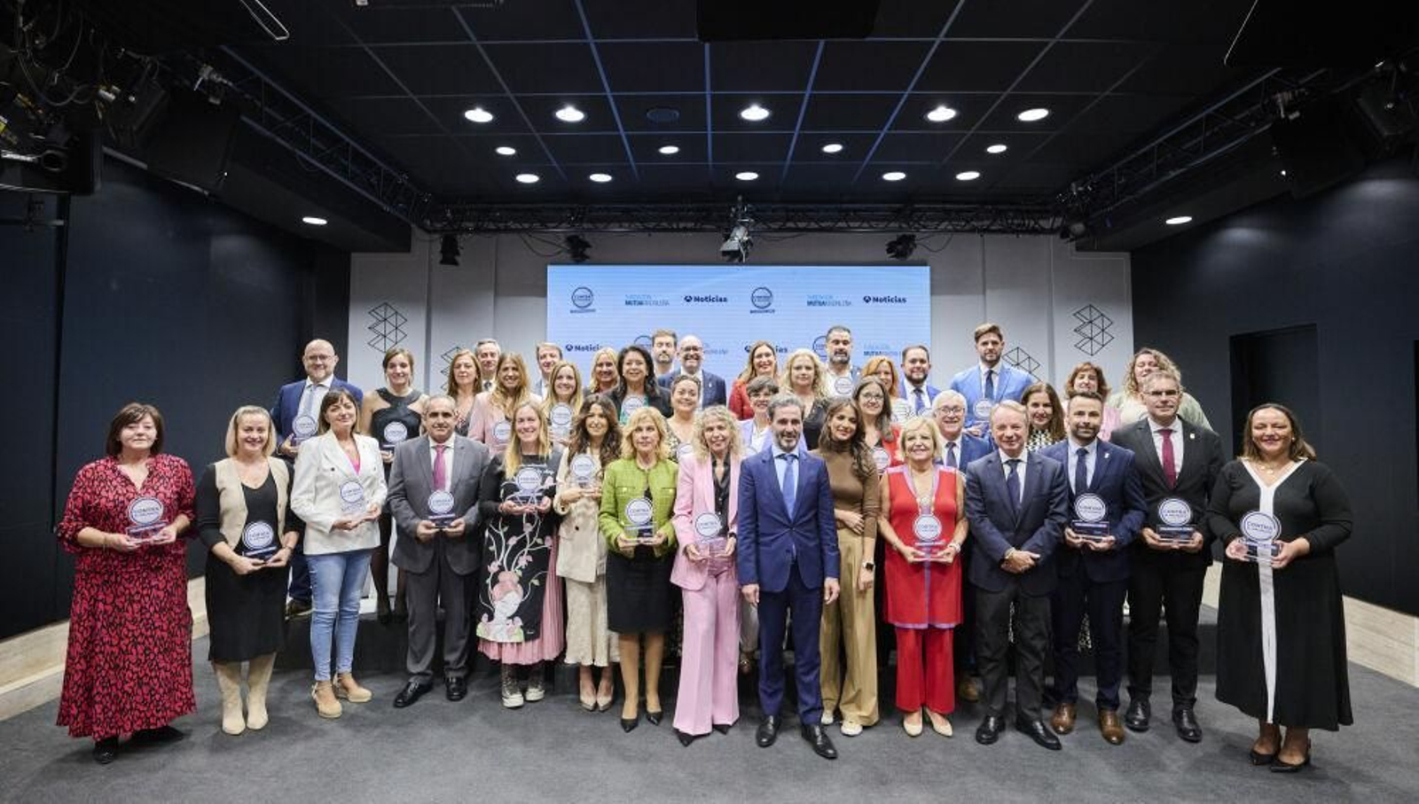 Foto final de la ceremonia con los representantes de las iniciativas premiadas