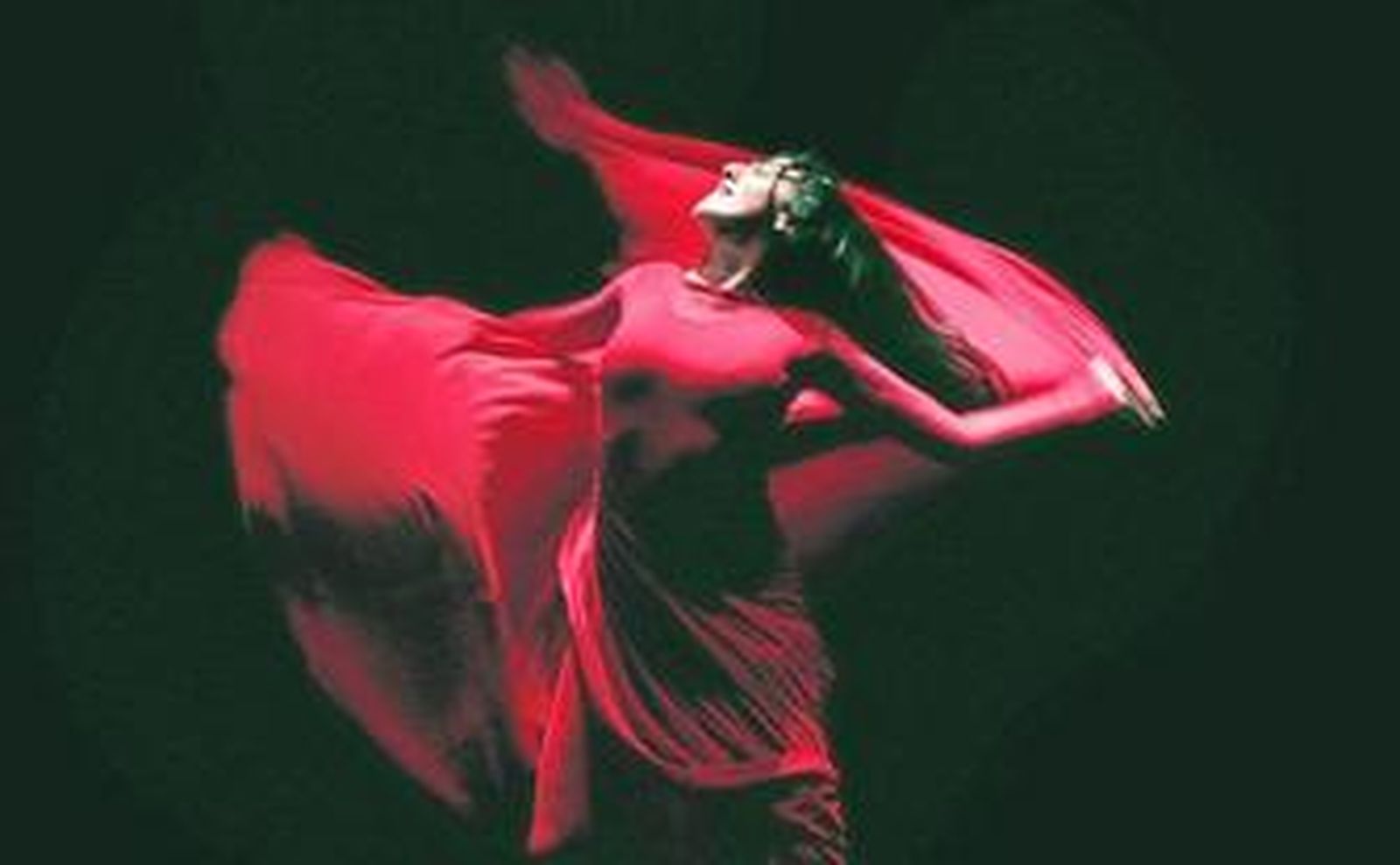 La bailaora por martinetes, con su característico vestido rojo.