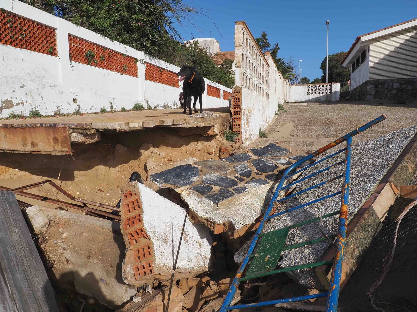 Estado de una de las calles que dan acceso a la playa de El Portil